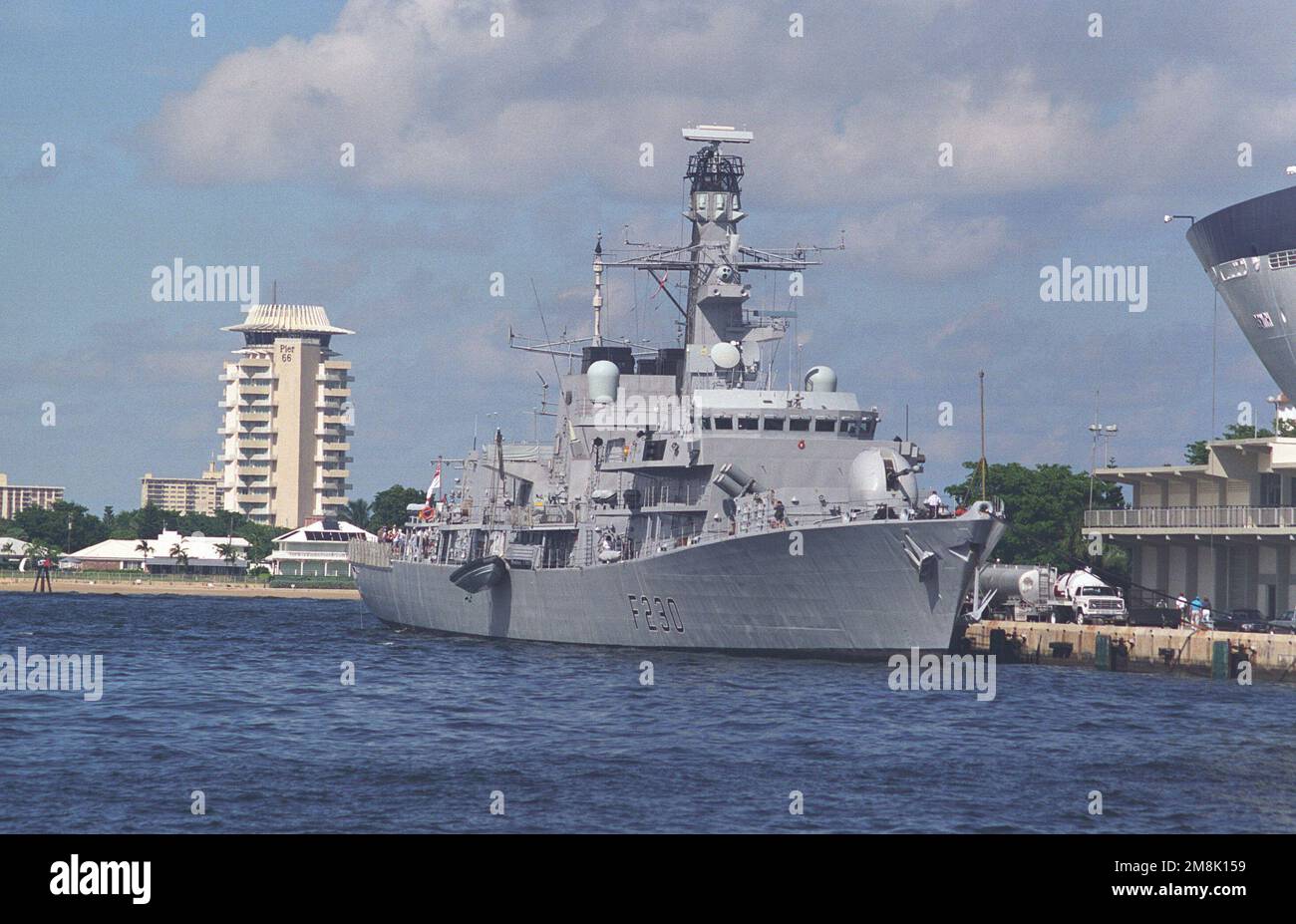 Una vista a dritta della fregata del Regno Unito HMS Norfolk (F-230) legato al molo comunale durante una visita al porto. Base: Port Everglades Stato: Florida (FL) Paese: Stati Uniti d'America (USA) Foto Stock