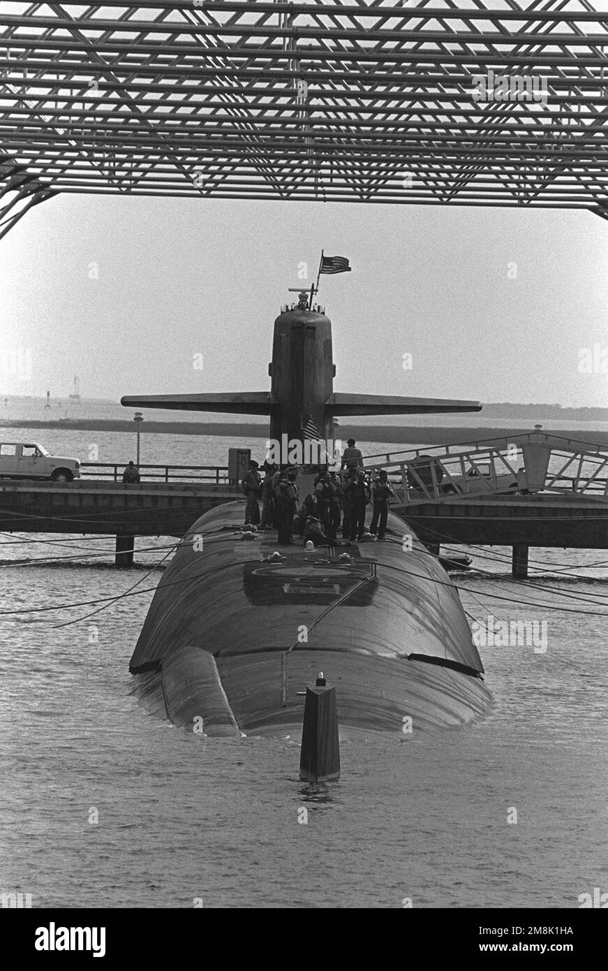 Una vista a poppa del sottomarino missilistico balistico USS WEST VIRGINIA (SSBN-736) situato all'interno dell'impianto di silenziamento magnetico della base del sottomarino navale Kings Bay. La struttura viene utilizzata per determinare la firma magnetica di un sommergibile al fine di ridurre al minimo la possibilità di rilevamento. Base: Kings Bay Stato: Georgia (GA) Paese: Stati Uniti d'America (USA) Foto Stock