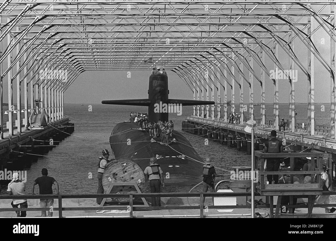 Una vista a prua del sottomarino missilistico balistico nucleare USS WEST VIRGINIA (SSBN-7356) all'interno dell'impianto di silenziamento magnetico della base del sottomarino navale Kings Bay. La struttura viene utilizzata per determinare la firma magnetica di un sommergibile al fine di ridurre al minimo la possibilità di rilevamento. Base: Kings Bay Stato: Georgia (GA) Paese: Stati Uniti d'America (USA) Foto Stock