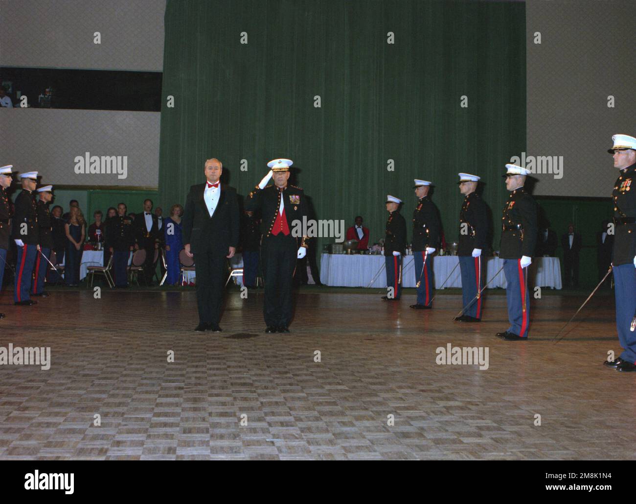 John H. Dalton, Segretario della Marina, e LT. GEN. C. E. Wilhelm, comandante generale, Marine Corps Development and Education Command, Quantico, VA, è presente durante una cerimonia alla Officiers Ball tenutasi presso lo Sheraton Inn. Base: Washington Stato: District of Columbia (DC) Nazione: Stati Uniti d'America (USA) Foto Stock