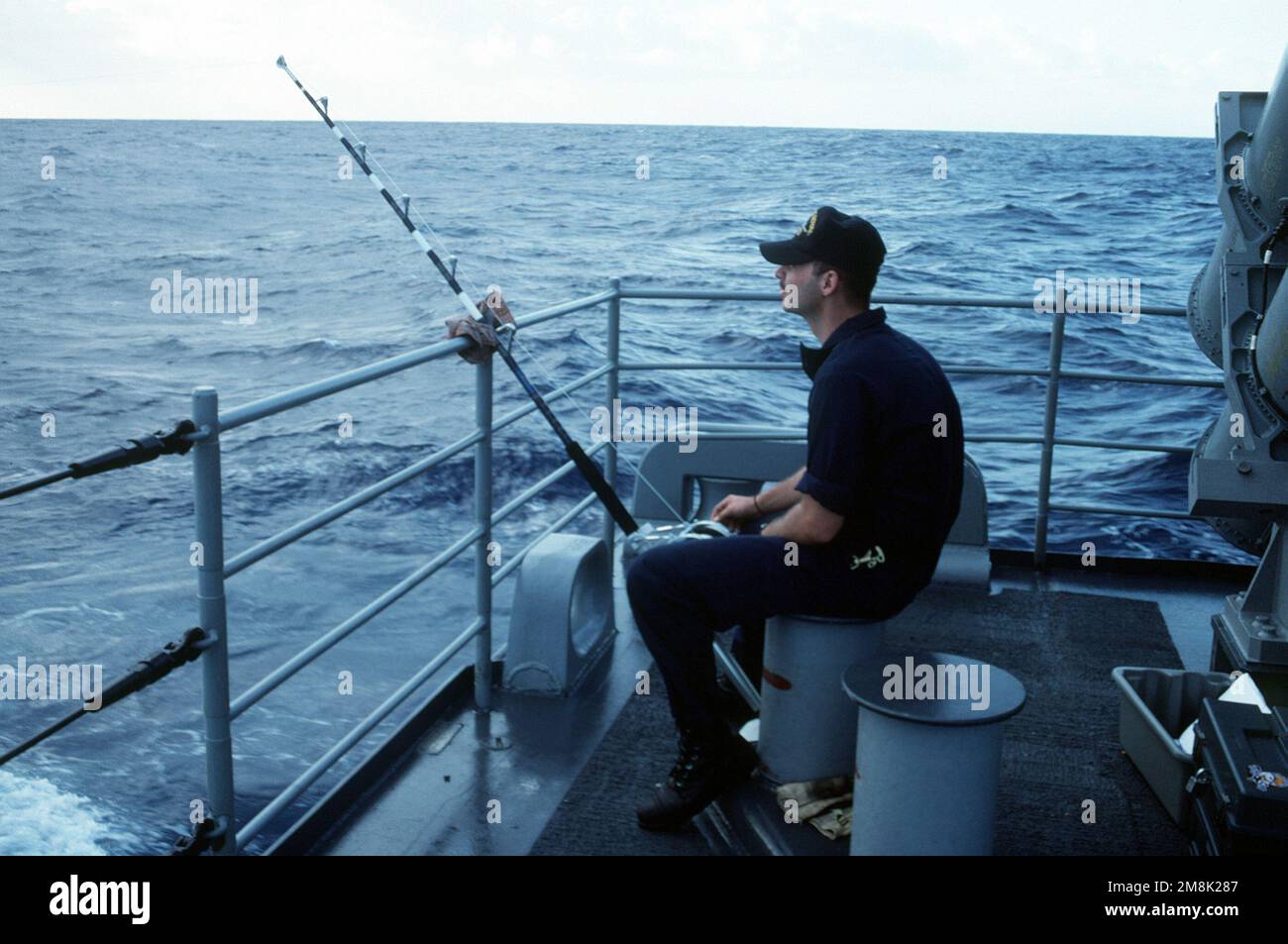 Comunicazione interna Electrician Second Class (IC-2) Penelli è visto impegnato in uno dei suoi hobby, la pesca, durante le sue ore fuori servizio a bordo del missile Cruiser guidato USS PORT ROYAL (CG-73). Paese: Oceano Pacifico (POC) Foto Stock