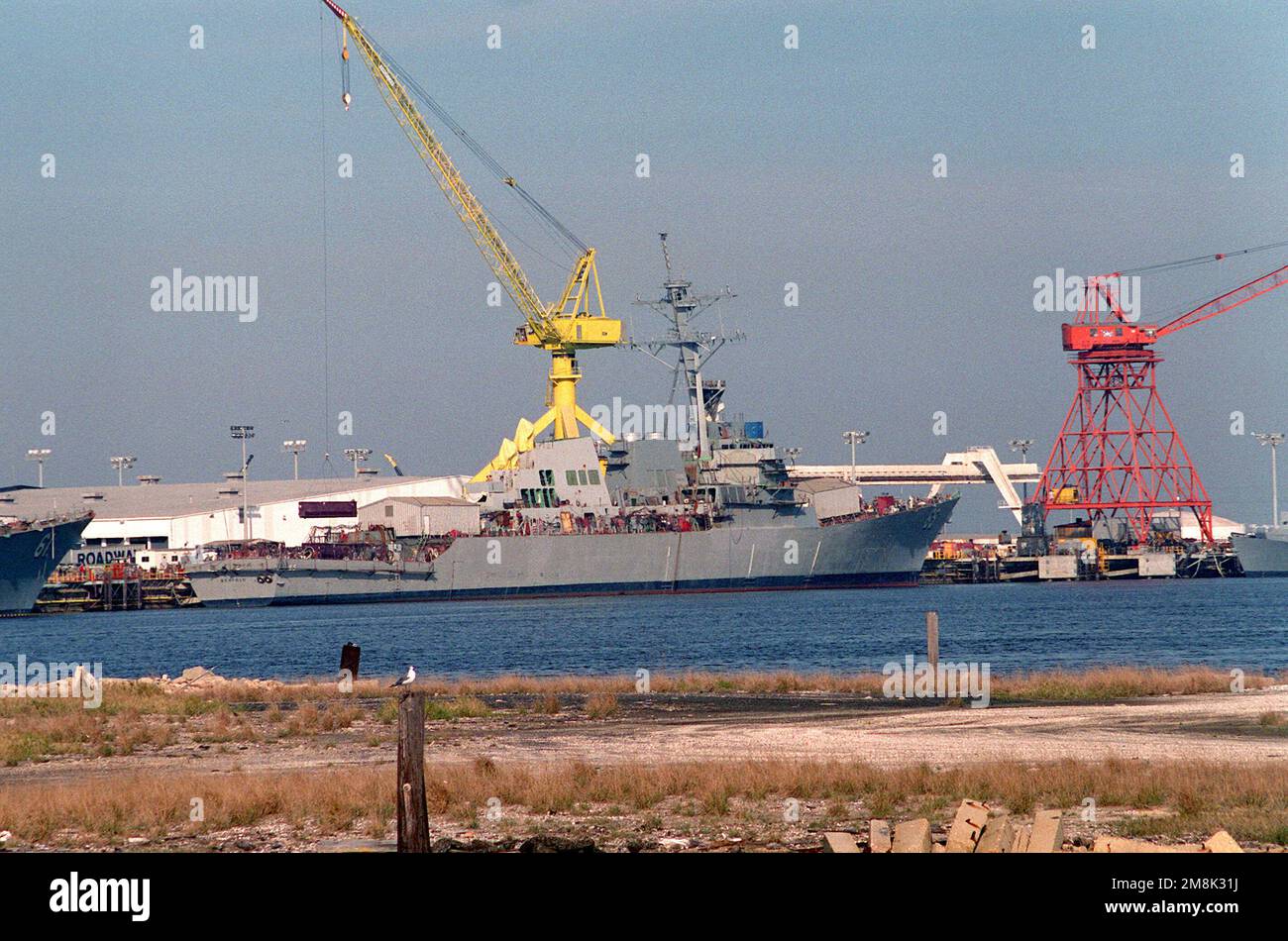 Vista a tribordo del cacciatorpediniere missilistico guidato USS Benfold (DDG-65) legato ad un molo di allestimento presso il cantiere navale di Ingalls. Base: Pascagoula Stato: Mississippi (MS) Paese: Stati Uniti d'America (USA) Foto Stock