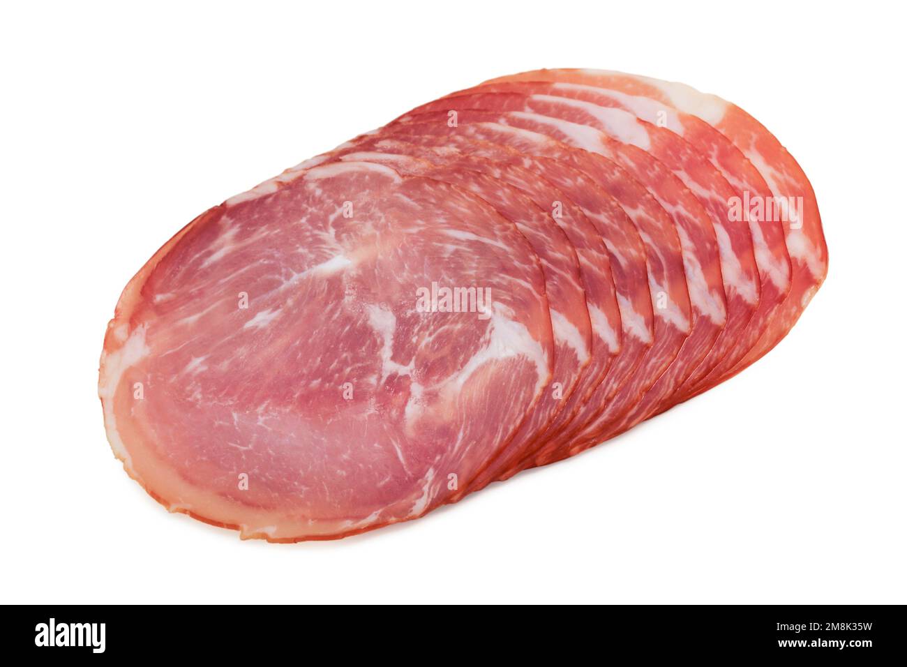 Fette sottili di prosciutto crudo affumicato impilate isolate su bianco Foto Stock