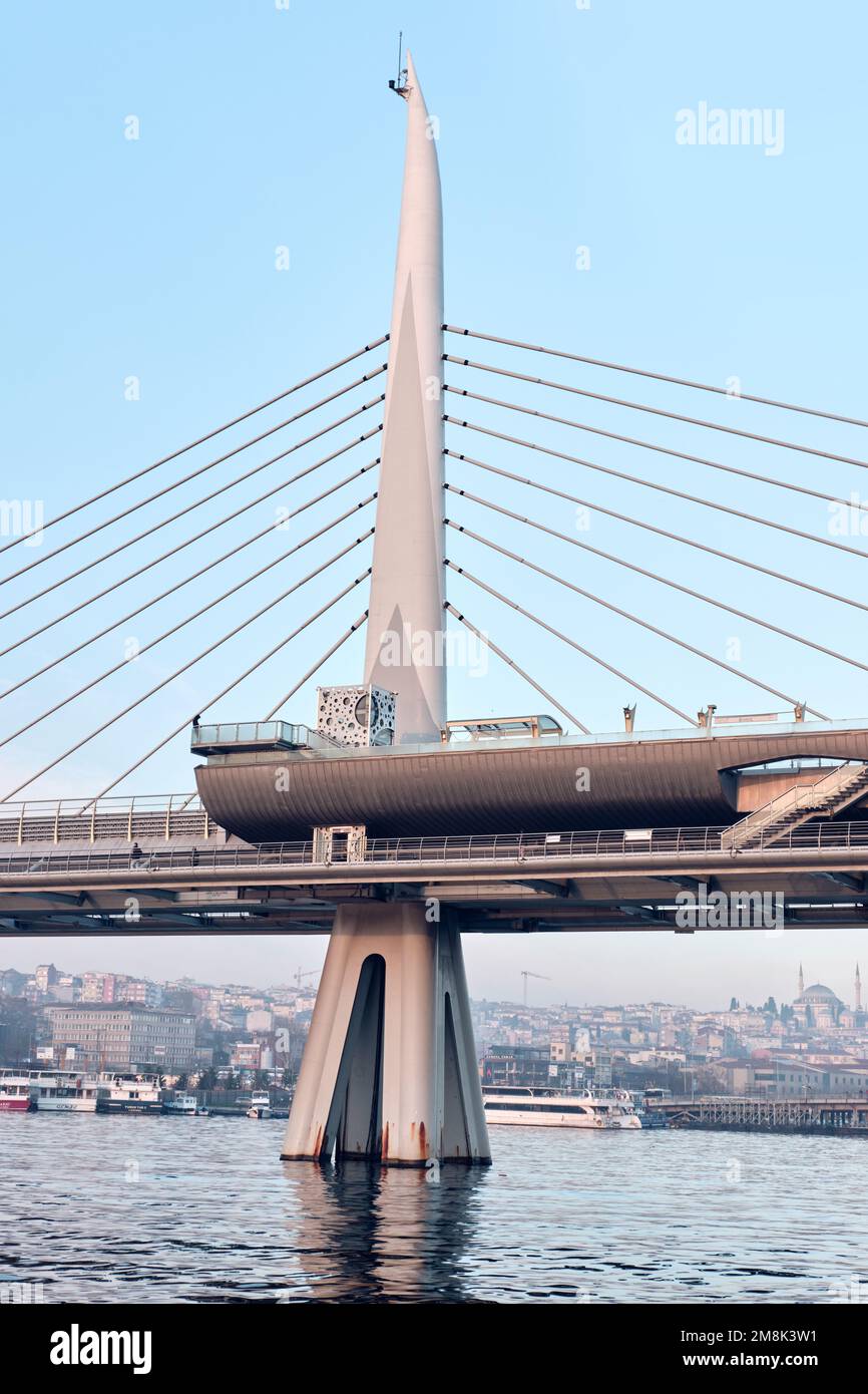 Istanbul, Turchia - Gennaio, 2023: Struttura a ponte della metropolitana del Corno d'Oro su Halic Foto Stock