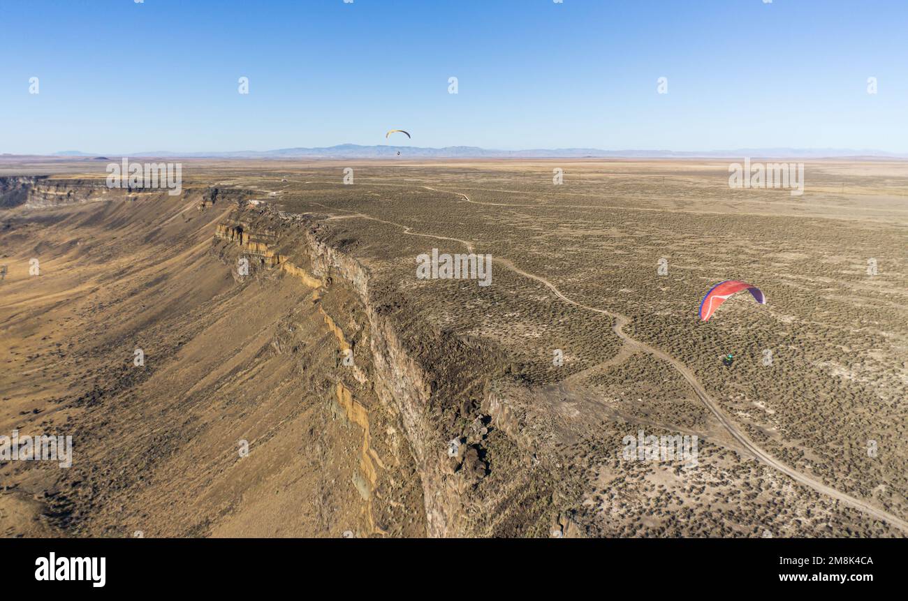 Parapendio che sorvola intorno alla diga di Swan Falls Foto Stock