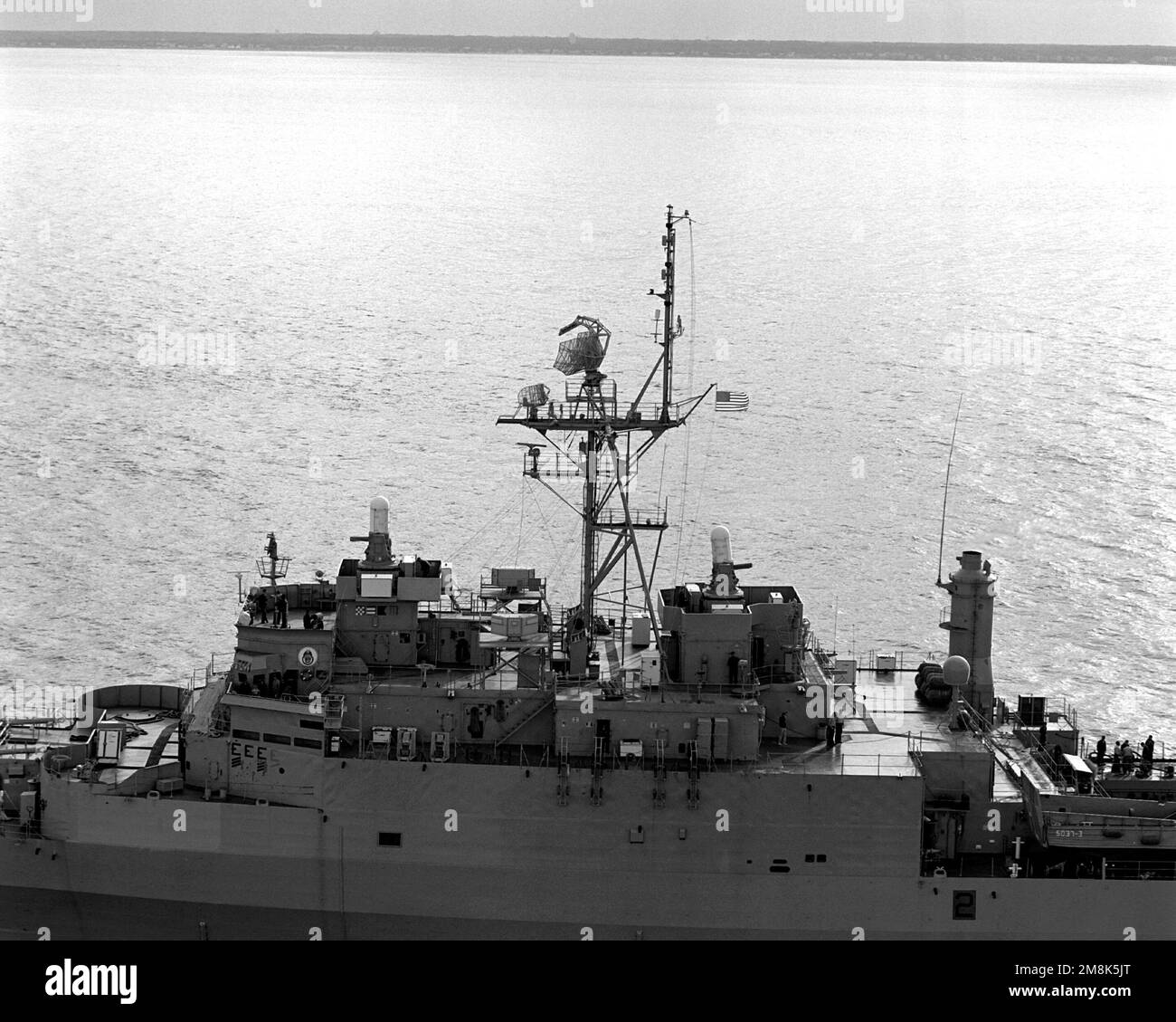 Vista laterale del porto obliquo alto del ponte e dell'albero della nave portuale USS PORTLAND (LSD-37) che mostra le modifiche dell'antenna durante la recente revisione della nave. Base: Chesapeake Bay Stato: Virginia (VA) Nazione: Stati Uniti d'America (USA) Foto Stock