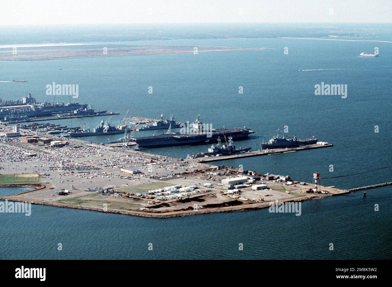 Una vista aerea che guarda a sud del lato nord della Stazione Navale di Norfolk che mostra la sezione tra i moli 6 e 12. Base: Hampton Roadstead Stato: Virginia (VA) Nazione: Stati Uniti d'America (USA) Foto Stock
