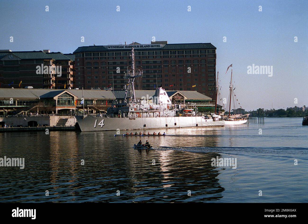 Una vista di prua del porto di mattina presto del contatore della miniera misura la nave USS CHIEF (MCM-14) poco dopo l'ormeggio a Harbour Island nel porto di Tampa. Base: Tampa Stato: Florida (FL) Nazione: Stati Uniti d'America (USA) Foto Stock