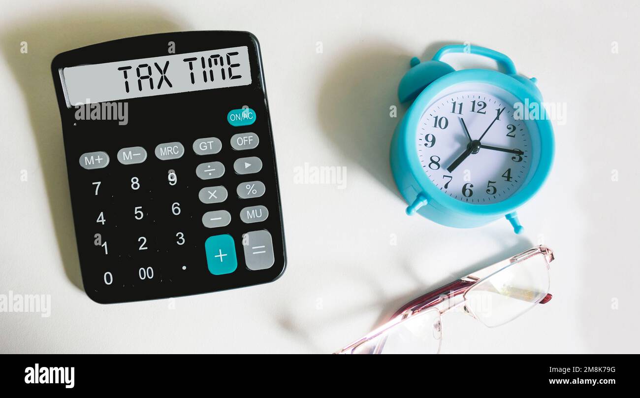 Parola dell'ora fiscale sulla calcolatrice. Concetto aziendale e fiscale. Tempo di pagare le tasse in anno. Foto Stock
