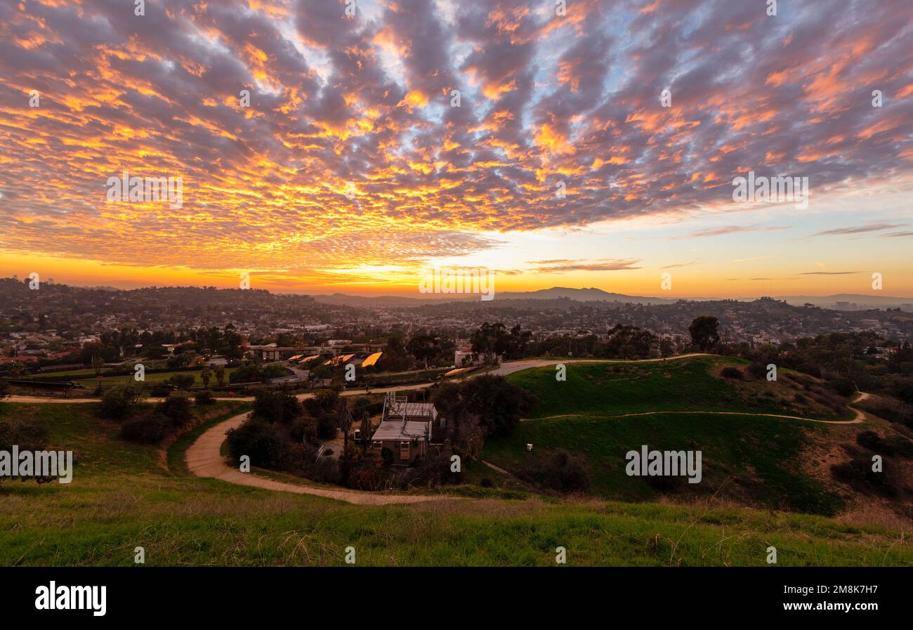 Tramonto spettacolare sull'Occidental College con Glendale in lontananza Foto Stock