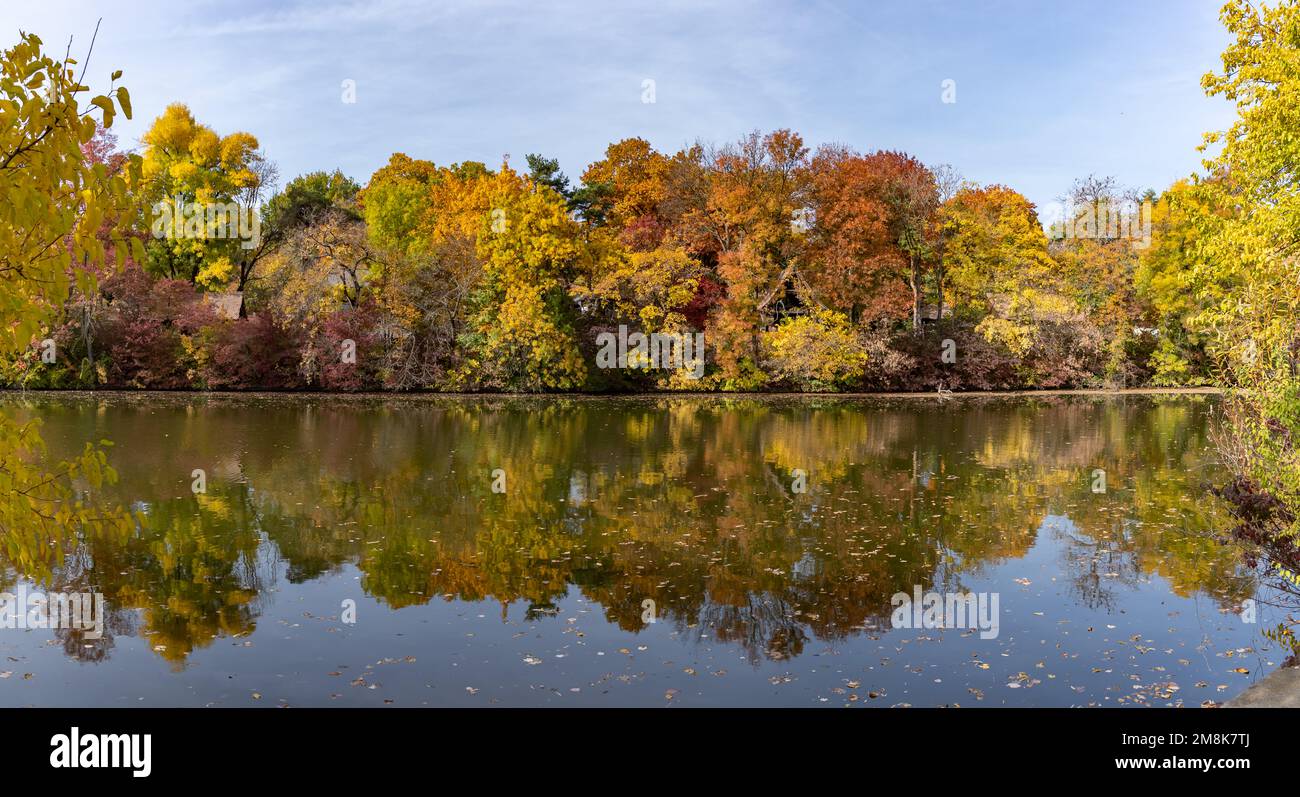 Una foto del lago e del parco di Herastrau in autunno. Foto Stock