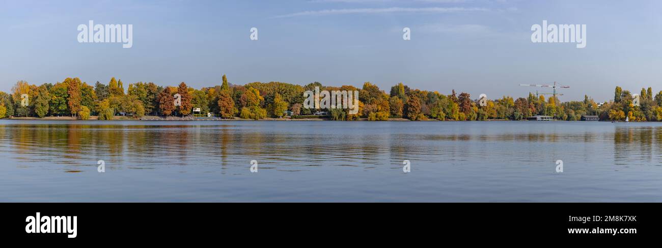 Un panorama del lago e del parco di Herastrau in autunno. Foto Stock