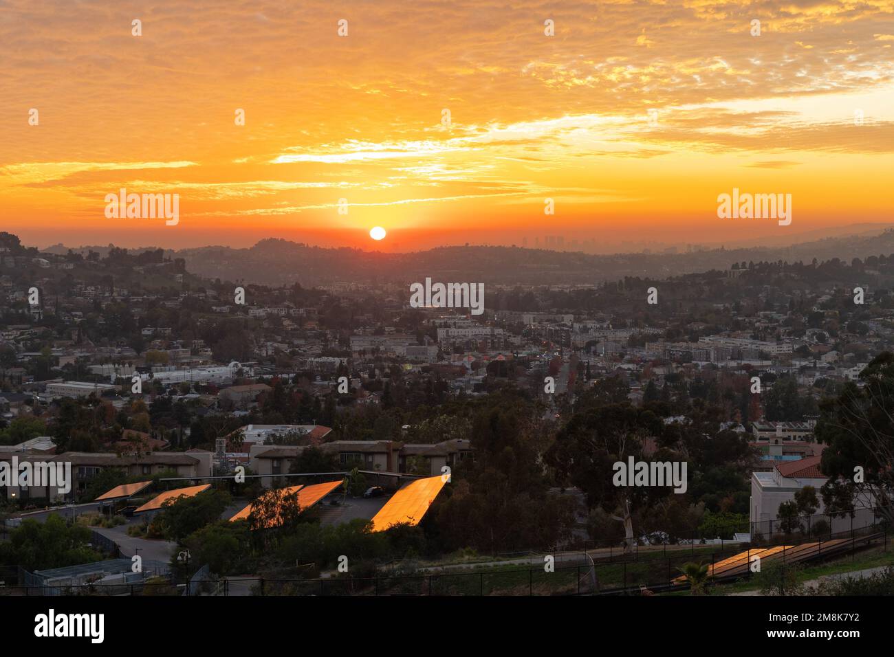 Tramonto spettacolare sull'Occidental College con Glendale in lontananza Foto Stock