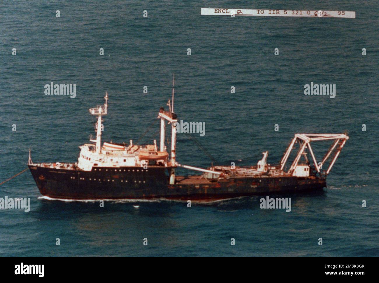 Vista laterale del porto aereo dell'ex bara della marina russa in classe Sura che attracca la boa KIL-32 sotto traino, in rotta verso un paese straniero per la demolizione e lo smaltimento. Nazione: Mar Cinese Orientale Foto Stock