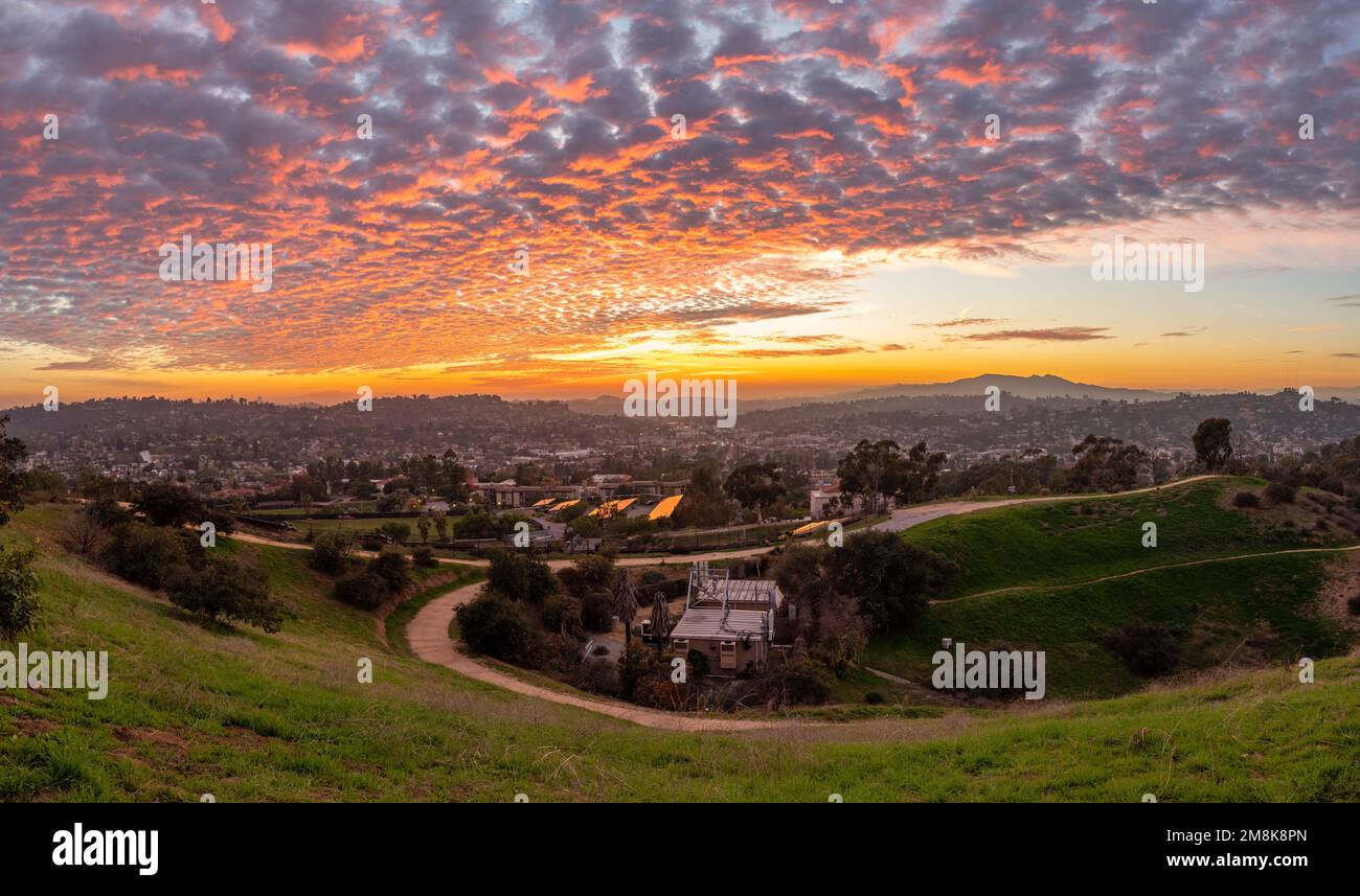 Tramonto spettacolare sull'Occidental College con Glendale in lontananza Foto Stock