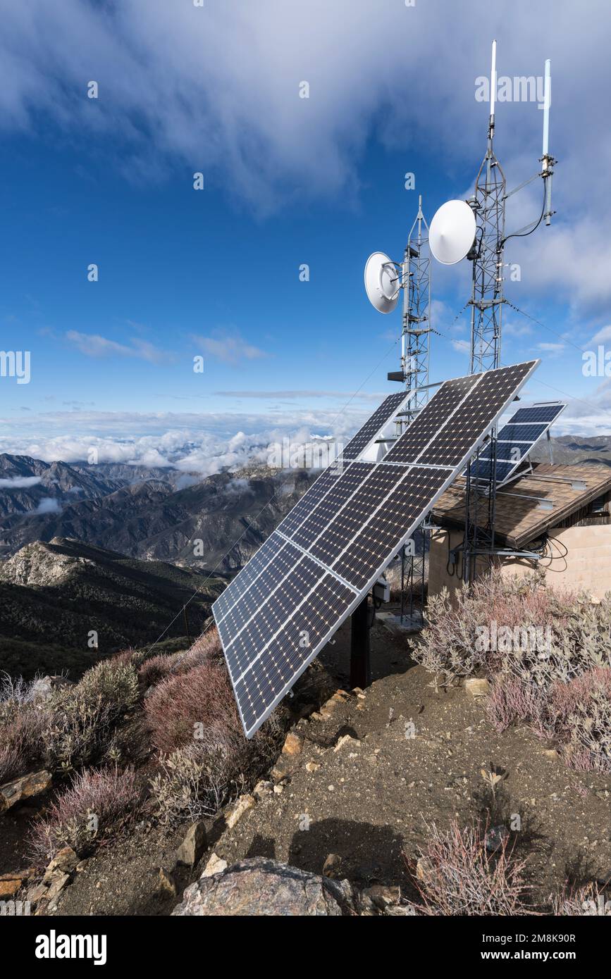 Vista verticale delle torri di comunicazione solare sul Josephine Peak nelle Montagne di San Gabriel e Angeles National Forest nella California meridionale. Foto Stock