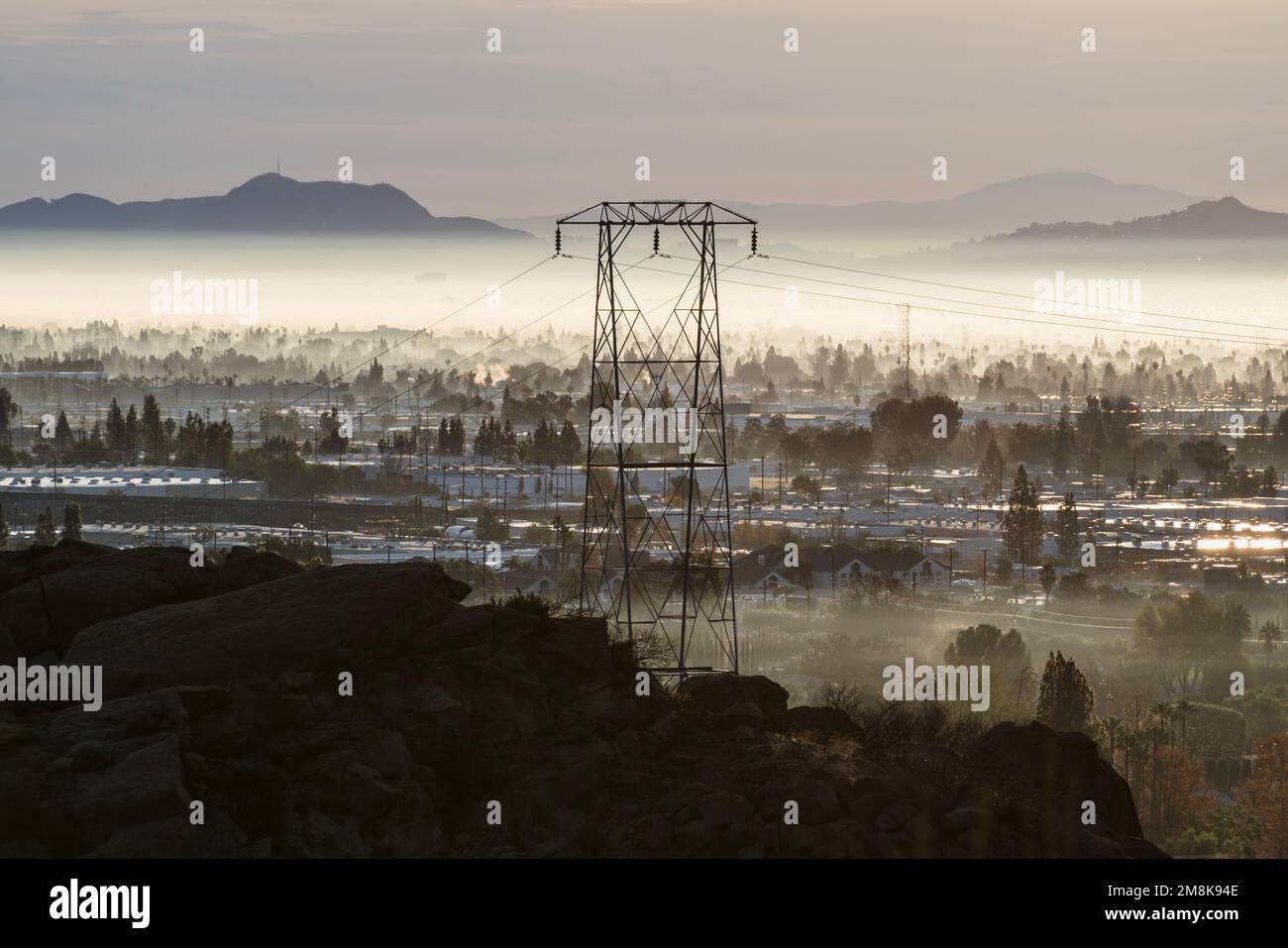 Torre elettrica nel quartiere di Chatsworth, nebbioso di Los Angeles, California. Foto Stock