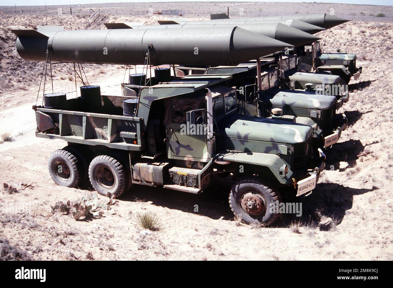 Guarda allo stesso modo falso missile SCUD sono montati sopra 2 1/2 camion in un sito situato vicino Roswell. Le Scud dud devono essere utilizzate nell'esercizio annuale di difesa aerea come bersagli per le forze blu situate a Fort Bliss, Texas. Soggetto operativo/Serie: ROVING SANDS 95 base: Roswell Stato: New Mexico (NM) Paese: Stati Uniti d'America (USA) Foto Stock