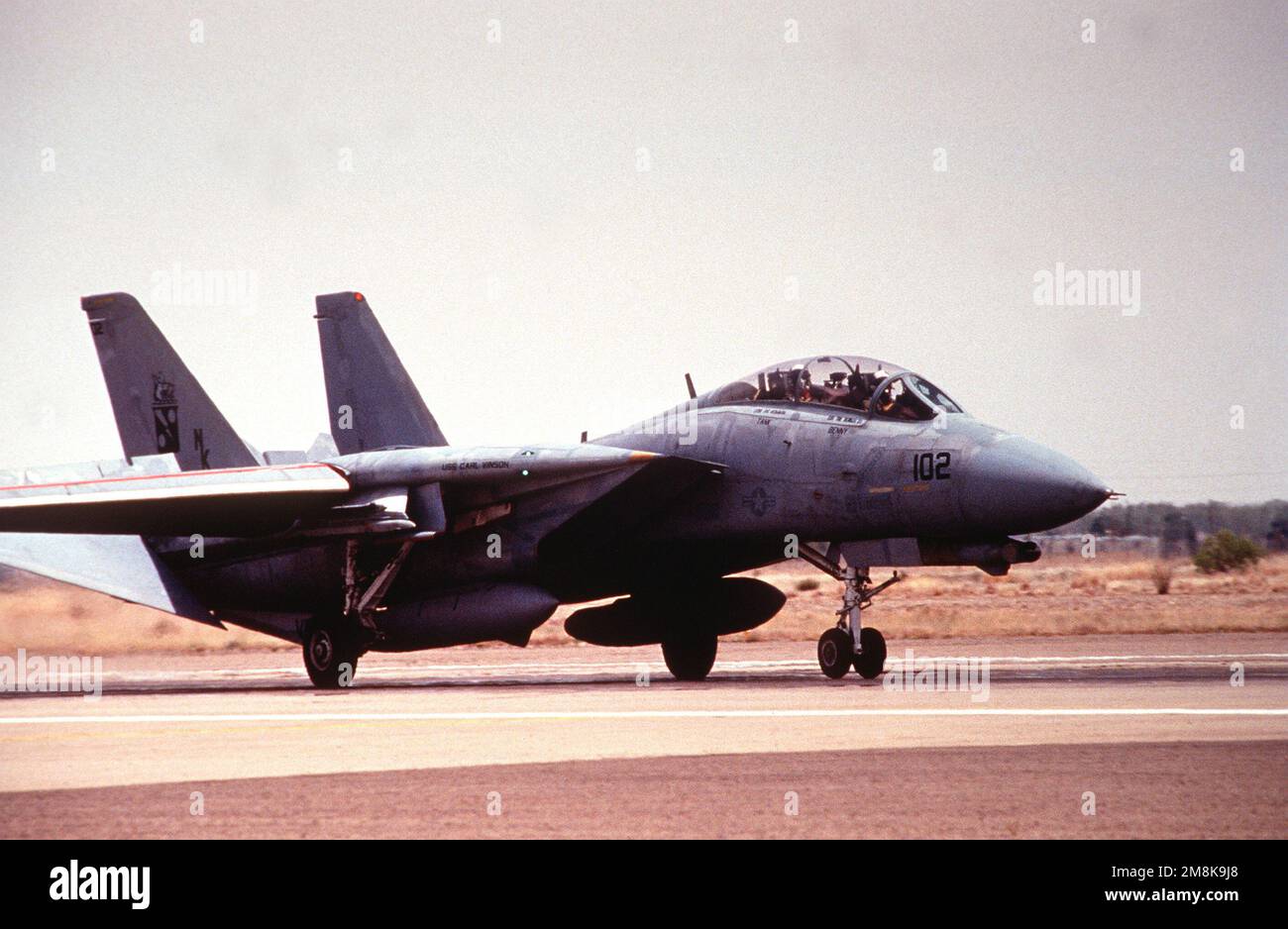 Una vista laterale destra di un US Navy F-14D Tomcat da Fighter Squadron 11 (VF-11), Naval Air Station Miramar, California, taxi giù per la pista dopo l'atterraggio al Roswell Industrial Air Center durante l'esercizio annuale di difesa aerea. Soggetto operativo/Serie: ROVING SANDS '95 base: Roswell Stato: New Mexico (NM) Paese: Stati Uniti d'America (USA) Foto Stock
