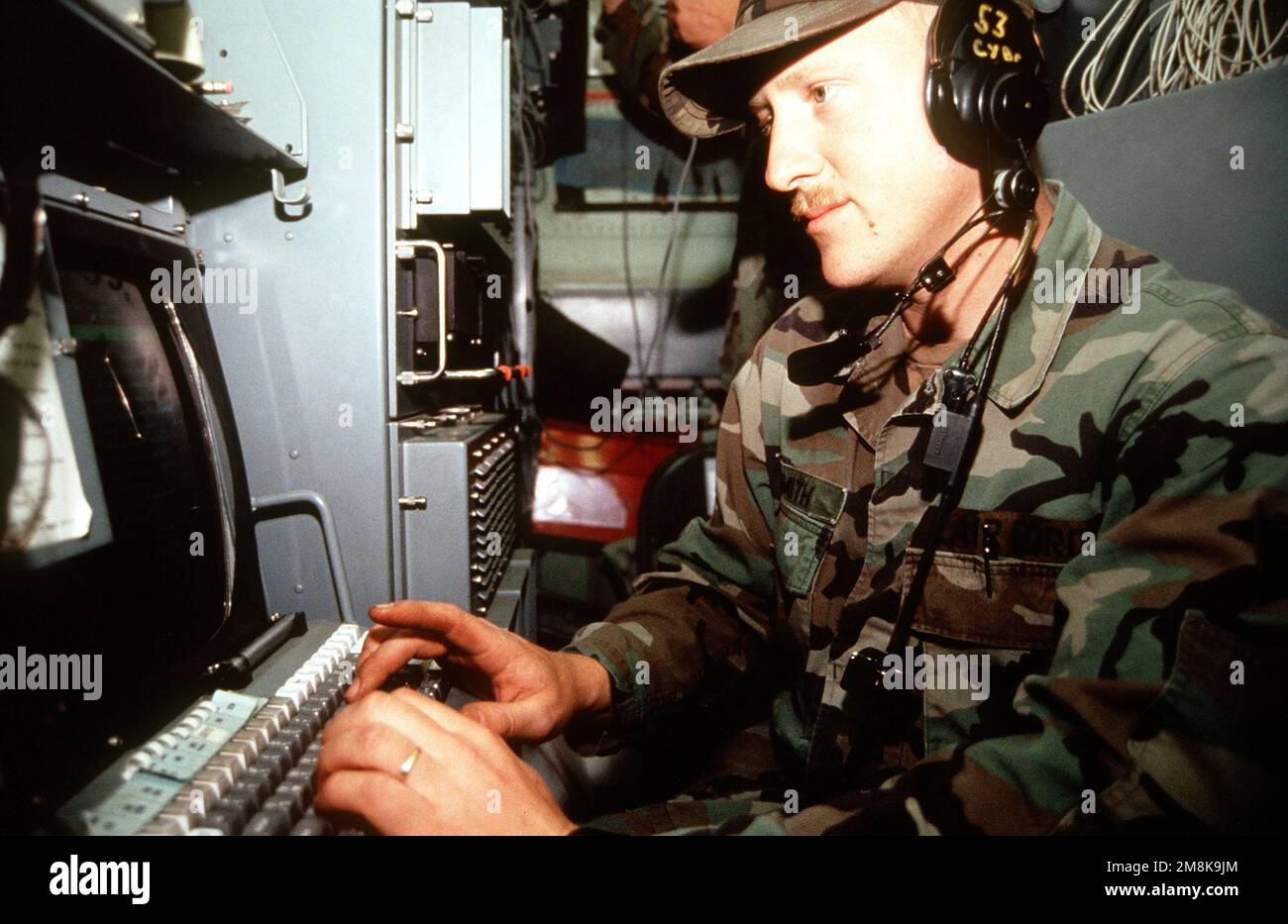 IL SENIOR AIRMAN Brian E. Smith, un controller tecnico dello squadrone di Combat Communication del 53rd, Robins Air Force base, GA., assicura che le apparecchiature di comunicazione siano on-line presso il Roswell Industrial Air Center durante l'esercizio annuale di difesa aerea. Soggetto operativo/Serie: ROVING SANDS '95 base: Roswell Stato: New Mexico (NM) Paese: Stati Uniti d'America (USA) Foto Stock