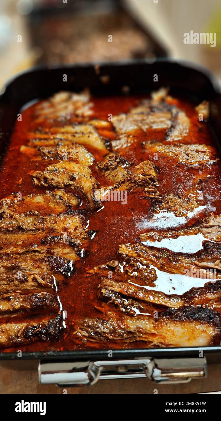 Un colpo verticale di gustosa carne servita in una saporita salsa marinata oleosa Foto Stock