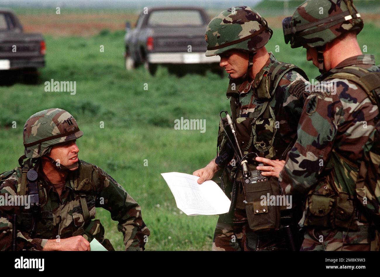 Beretti verdi dell'esercito DEGLI STATI UNITI dalle 10th forze speciali pre-breve un'esercitazione di ricerca e salvataggio condotta come parte dell'operazione. Questa operazione è una missione di sicurezza per far rispettare la zona no-fly delle Nazioni Unite a nord del parallelo di 36 gradi dall'incursione aerea e terrestre irachena. Una coalizione di quattro nazioni composta da Stati Uniti, Turchia, Gran Bretagna e Francia sta attivamente proteggendo e fornendo rifugiati curdi dalla tempesta del deserto del 1991 (data esatta sconosciuta). Operazione/Serie oggetto: FORNIRE COMFORT base: Incirlik Air base, Adana Paese: Turchia (TUR) Foto Stock