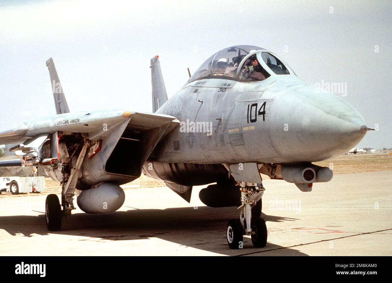Una marina statunitense F-14D Tomcat di Fighter Squadron 11 (VF-11), Naval Air Station Miramar, California, si parcheggia sulla rampa dopo aver completato una missione durante l'esercizio annuale di difesa aerea. Soggetto operativo/Serie: ROVING SANDS '95 base: Roswell Stato: New Mexico (NM) Paese: Stati Uniti d'America (USA) Foto Stock