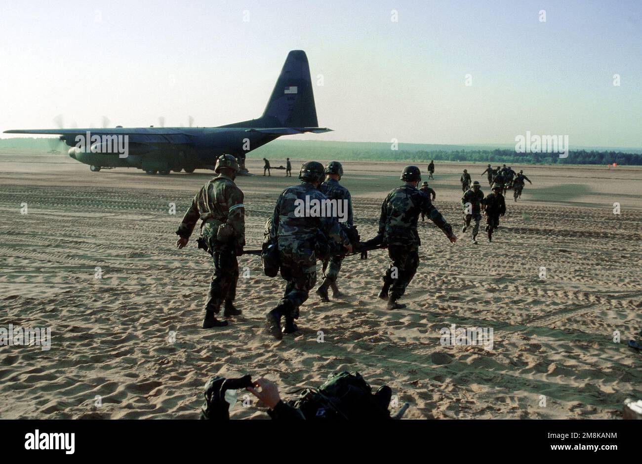 Members of the 82nd Airborne Division, Fort Bragg, NC, practice medical evacuation procedures during the air assault phase of the exercise at the Holland Drop Zone. Subject Operation/Series: BIG DROP II Base: Fort Bragg State: North Carolina (NC) Country: United States Of America (USA) Foto Stock