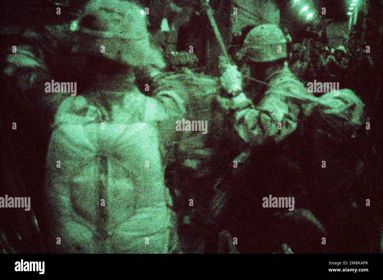 Members of the 82nd Airborne Division, Fort Bragg, NC, hook up their static lines to the anchor cable on a US Air Force C-130 Hercules prior to their parachute jump. The paratroopers will jump over the Holland drop zone at Fort Bragg, NC, for the exercise. The photograph was taken with night vision equipment. Subject Operation/Series: BIG DROP II Base: Fort Bragg State: North Carolina (NC) Country: United States Of America (USA) Foto Stock