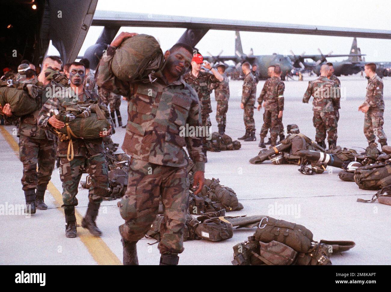 Members of the 82nd Airborne Division, Fort Bragg, NC, board a US Air Force C-141 Starlifter for their parachute jump. Subject Operation/Series: BIG DROP II Base: Pope Air Force Base State: North Carolina (NC) Country: United States Of America (USA) Foto Stock