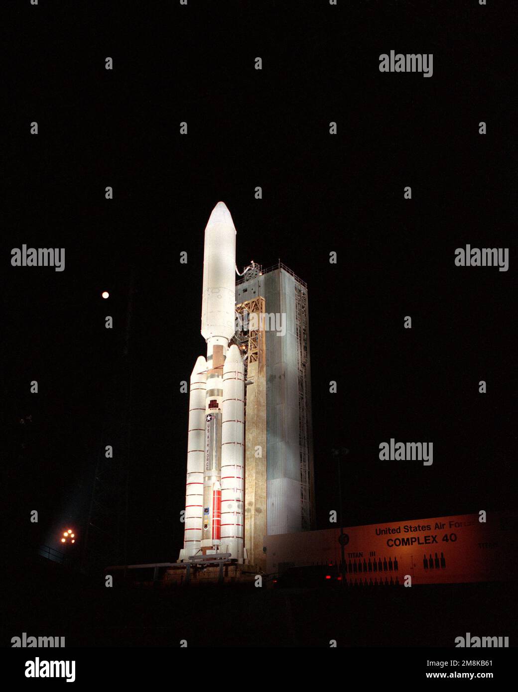 Un veicolo di lancio Centaur Titan IV dell'aeronautica militare è montato su un complesso 40 pronto a trasportare in orbita un carico utile classificato del Dipartimento della Difesa. Base: Cape Canaveral Air Force Station Stato: Florida (FL) Paese: Stati Uniti d'America (USA) Foto Stock