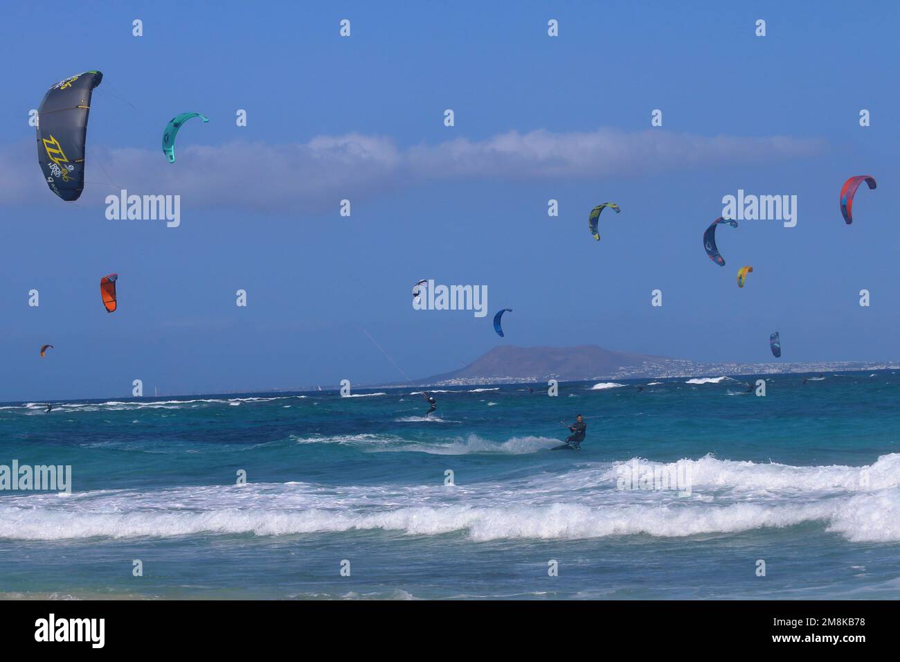Un certo numero di persone Kite surf Foto Stock