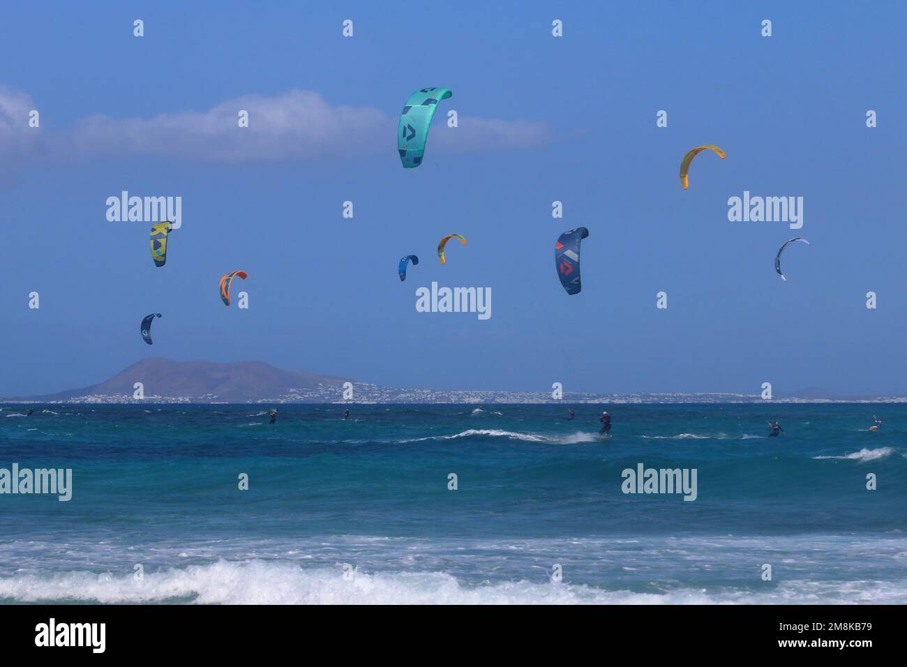 Un certo numero di persone Kite surf Foto Stock