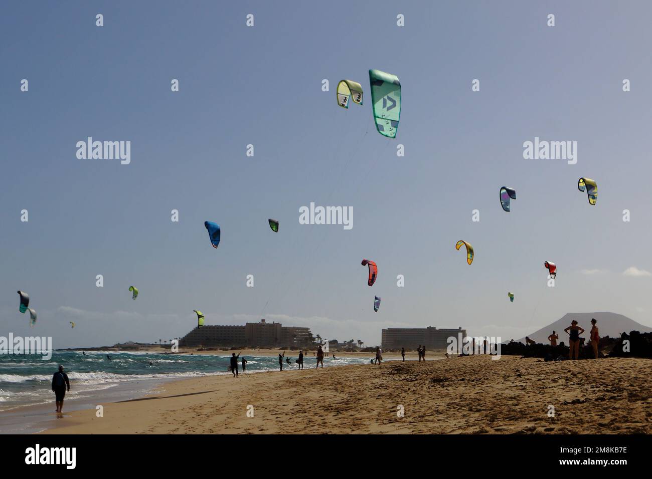 kiteboarderscon un hotel e la spiaggia in vista Foto Stock