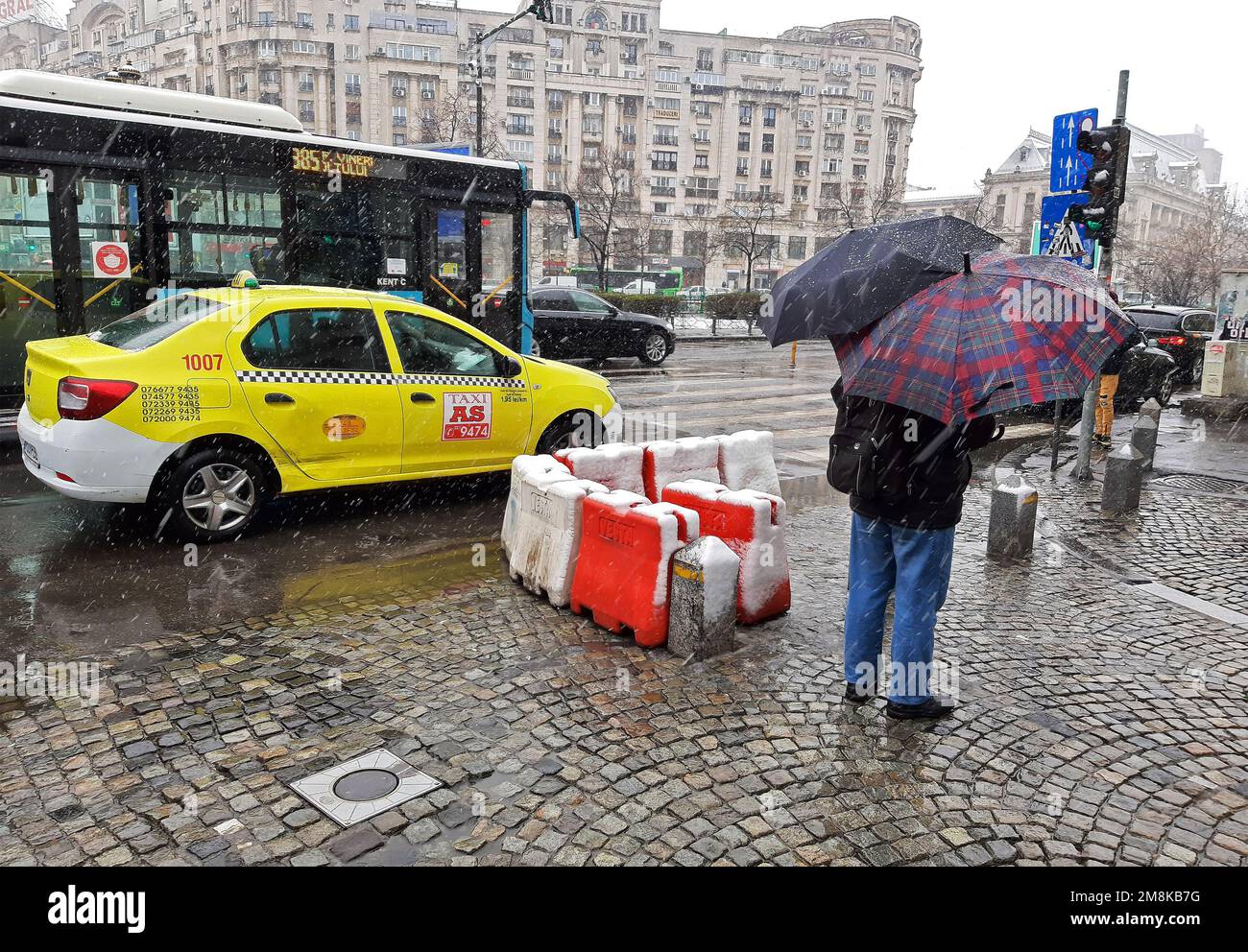 Bucarest, Romania - 03 marzo 2021: Nevica nel centro storico di Bucarest. Foto Stock