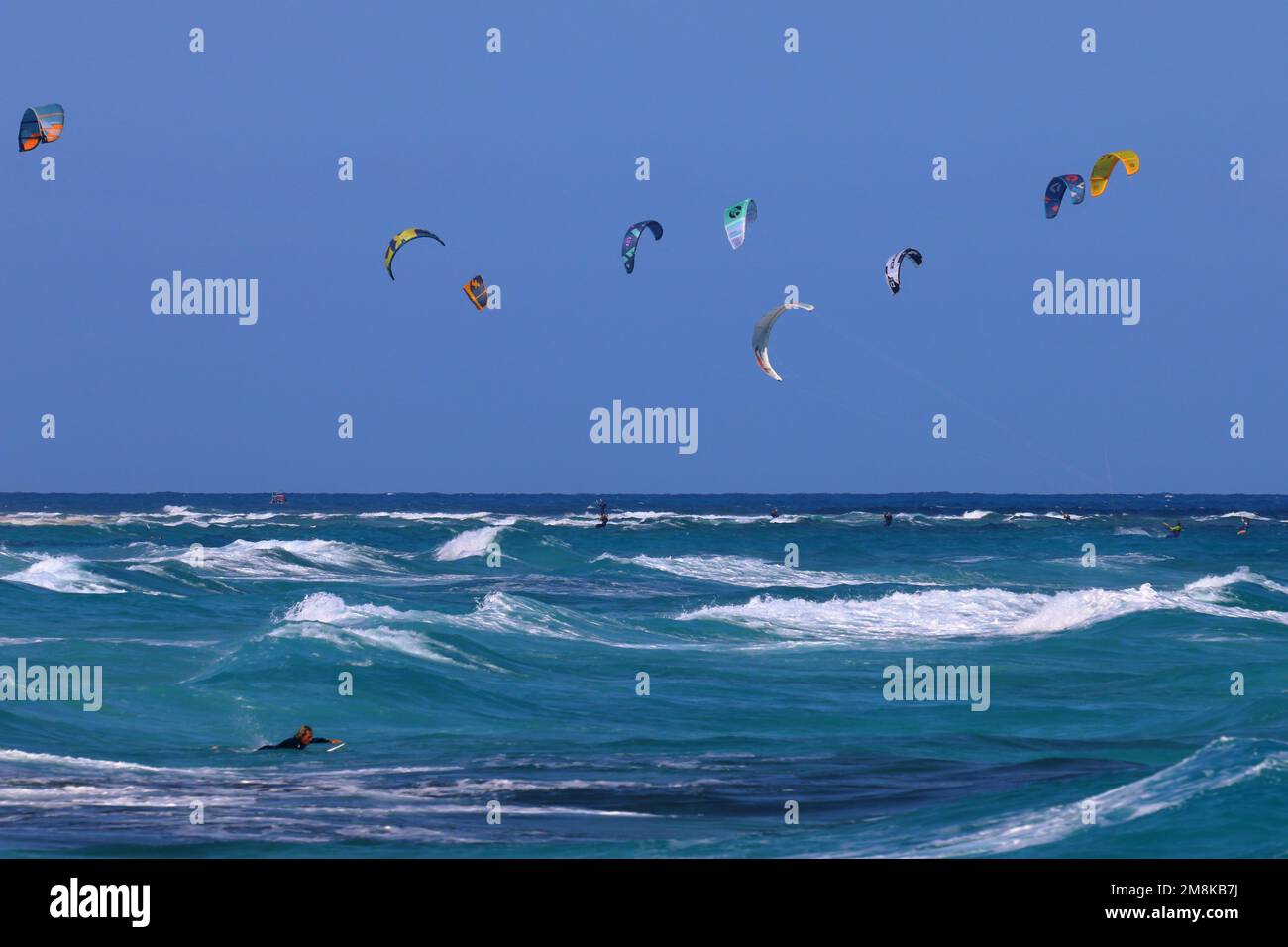Un certo numero di persone Kite surf Foto Stock