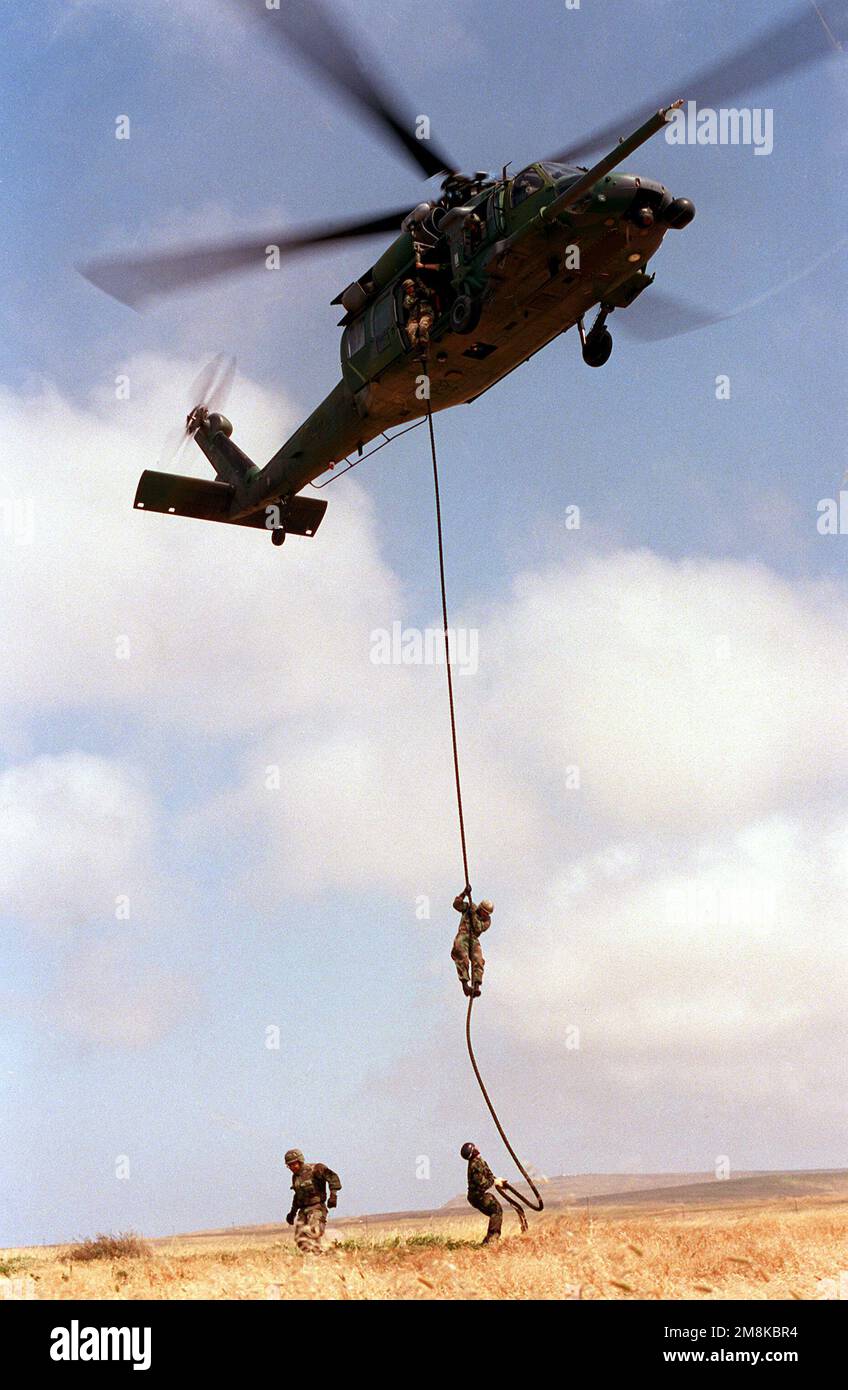 Un team di smaltimento esplosivo di ordigni veloci da un U.S.A. Air Force MH-60 nave Hawk elicottero durante questo esplosivo multi-nazionale esplosivo per lo smaltimento delle ordigni esercizio. Soggetto operativo/Serie: BELL THUNDER '95 base: San Clemente Island Stato: California (CA) Paese: Stati Uniti d'America (USA) Foto Stock