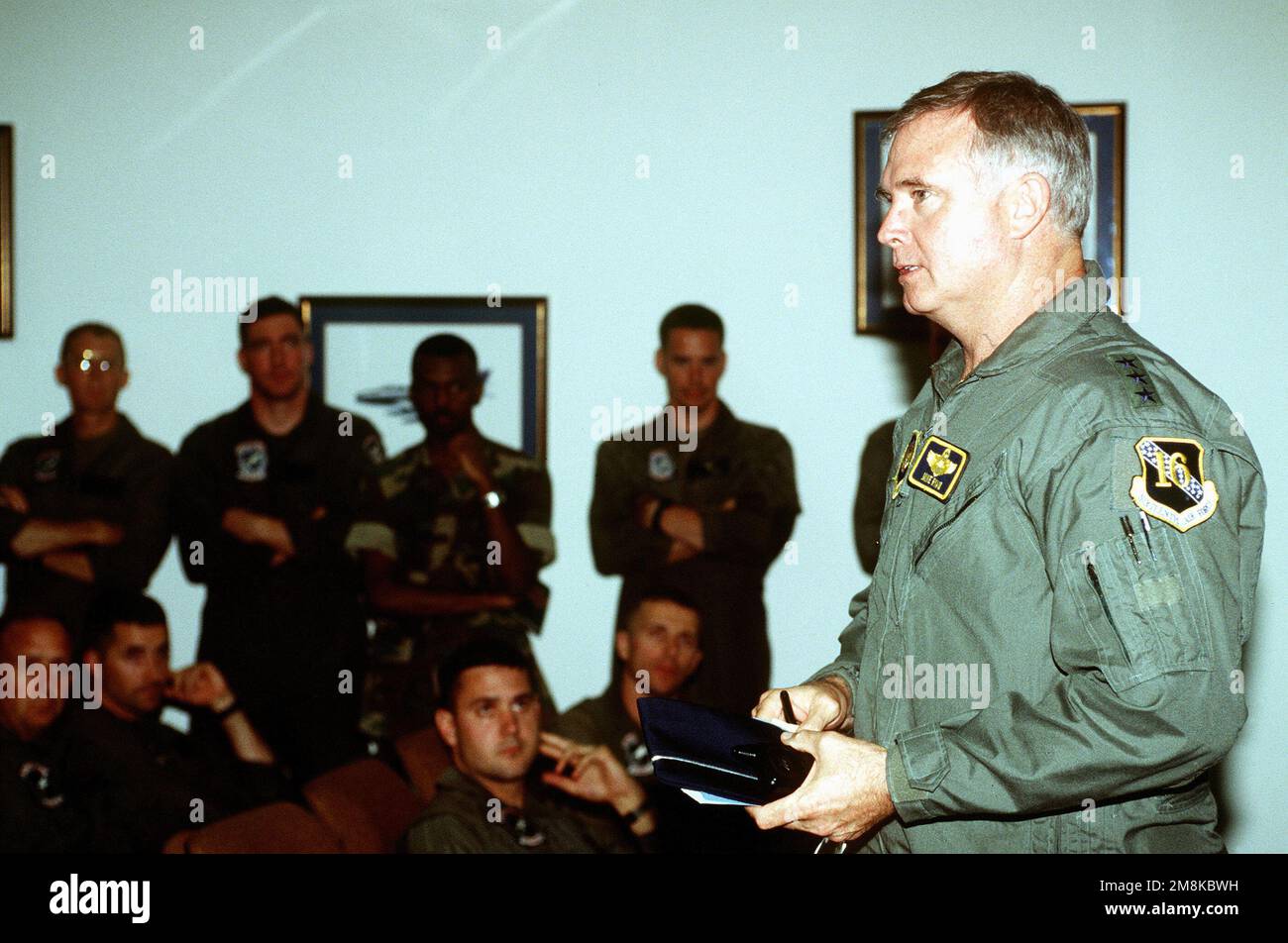 US Air Force LT. GEN. Mike Ryan parla ai partecipanti del salvataggio del CAPT. Scott F. o'Grady. CAPT. F-16 Fighting Falcon di o'Grady è stato abbattuto sulla Bosnia il 2 giugno 1995, mentre stava volando a sostegno dell'operazione Deny Flight. Dopo 6 giorni di evasione fu salvato da Marines USA dalla Marine Expeditionary Unit 24th, dispiegata dalla USS KEARSAGE (LHD-3).(data esatta sconosciuta). Base: Aviano Air base Stato: Pordenone Nazione: Italia (ITA) Foto Stock