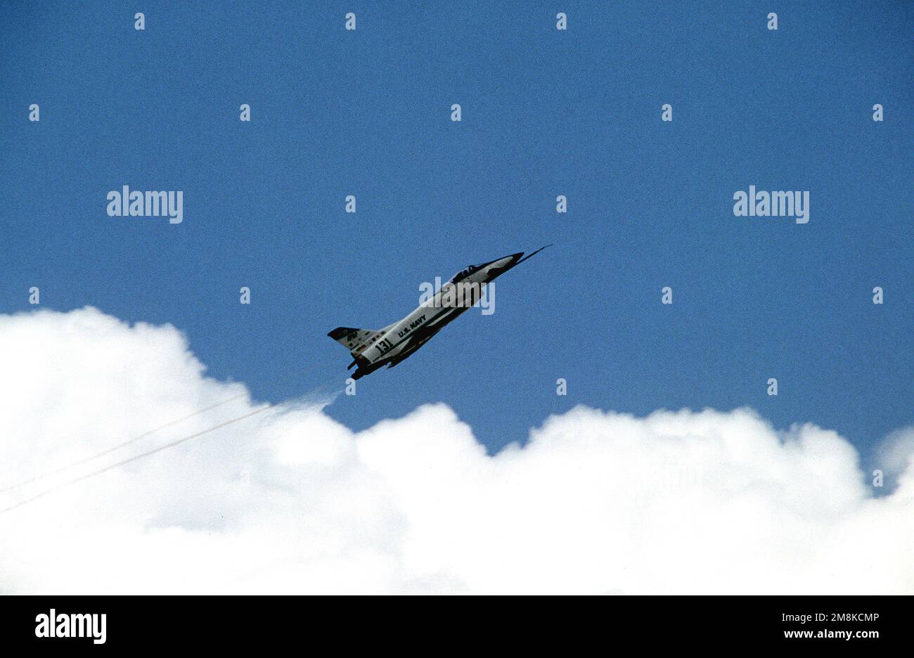 Il velivolo da ricerca Rockwell/Daimler-Benz Aerospace X-31 sale con un'angolazione di 45 gradi durante una sorprendente dimostrazione di volo al Paris Air Show 41st. L'X-31 è un progetto di ricerca tra Germania e Stati Uniti. Soggetto operativo/Serie: PARIS AIR SHOW '95 base: Le Bourget Airfield, Parigi Paese: Francia (fra) Foto Stock