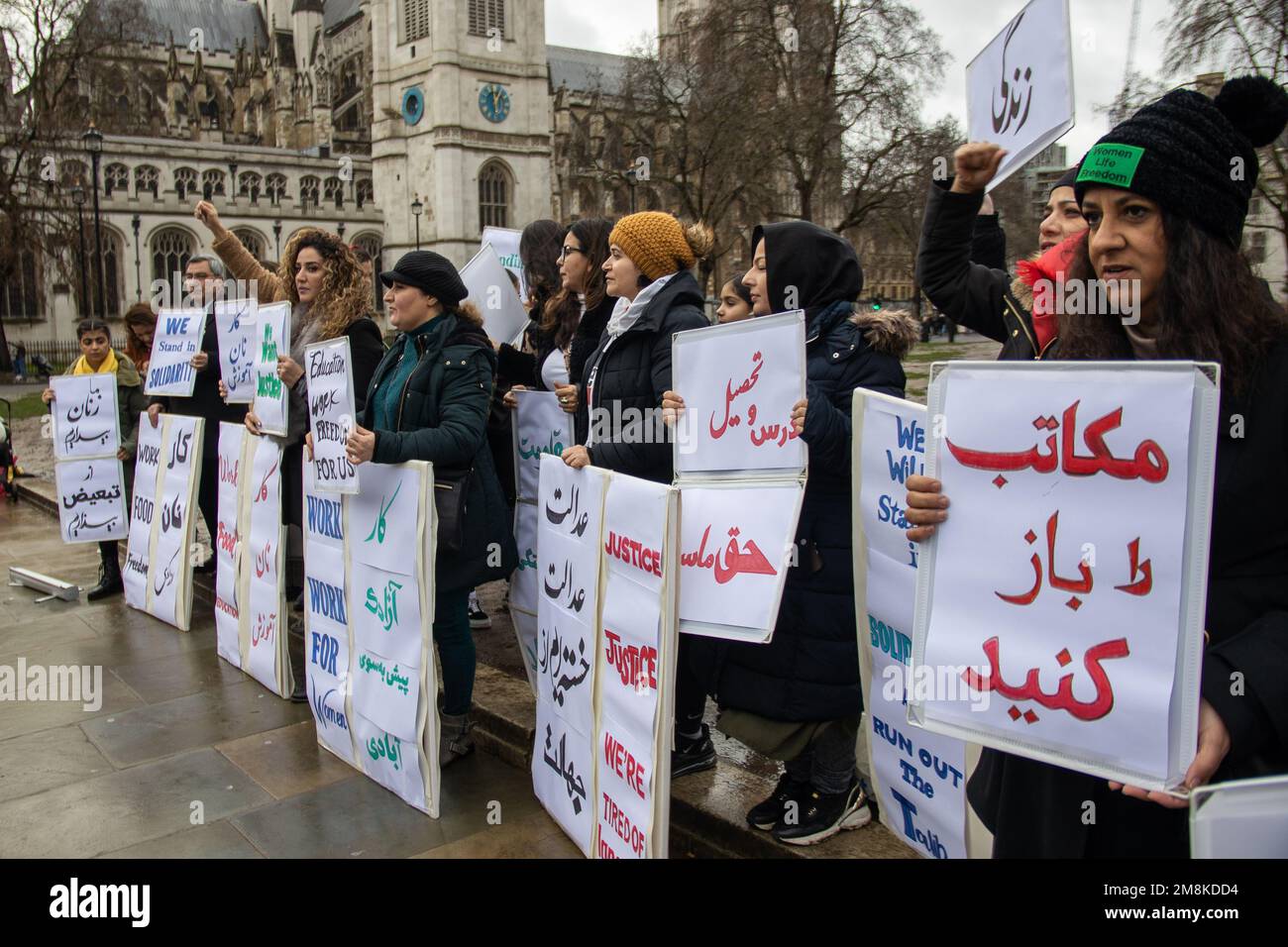 Londra, Regno Unito - 14 gennaio 2023: Protesta contro la piazza del Parlamento per la giustizia e l'uguaglianza in Afghanistan dopo che i talebani hanno revocato i diritti delle donne all'istruzione. I cartelli sono in persiano e in inglese. Credit: Sinai Noor/Alamy Live News Foto Stock