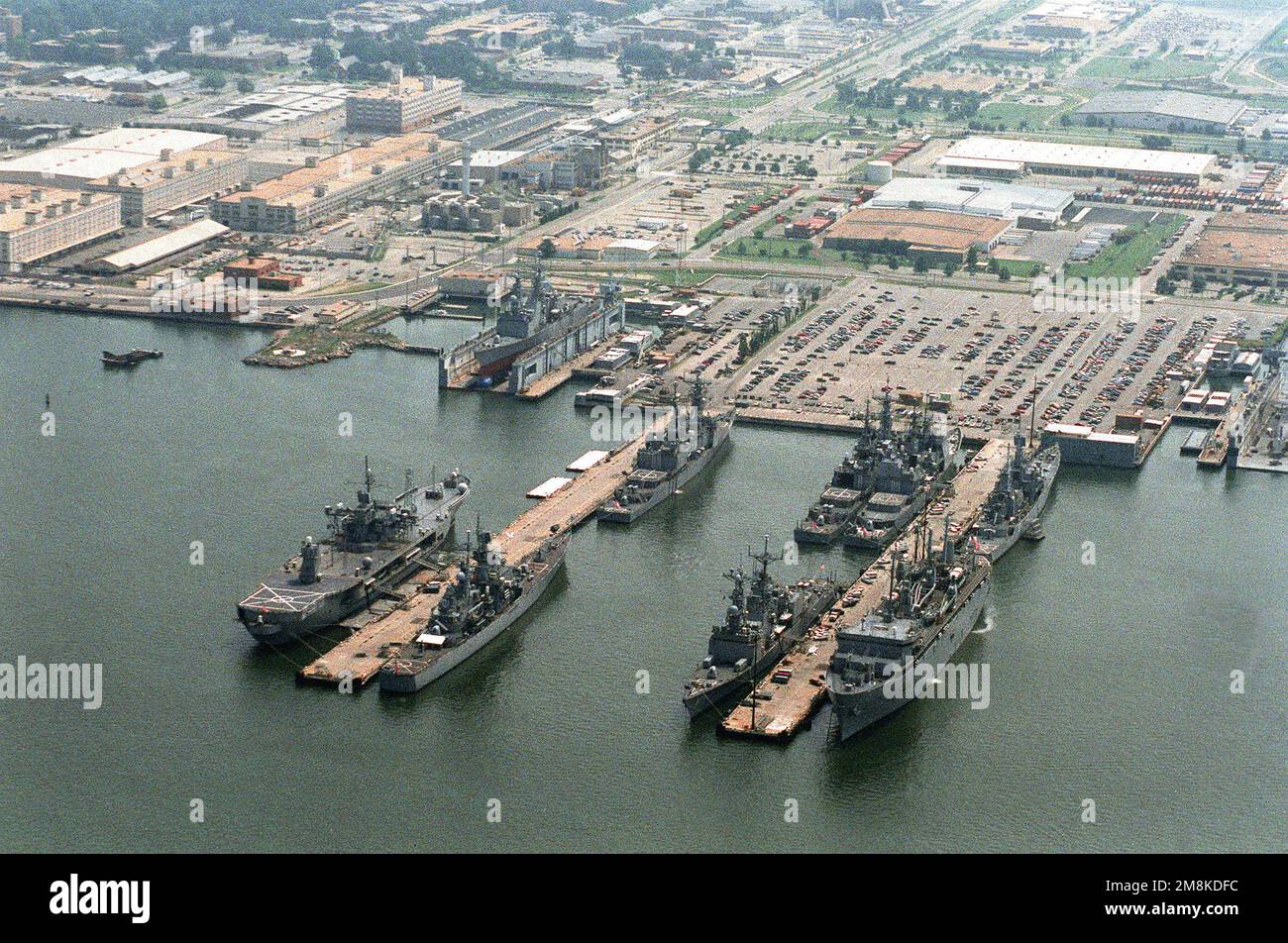 Una vista aerea di una sezione della Stazione Navale, guardando verso nord-nord-est, che mostra i moli 24 e 25 dei cacciatorpediniere e sottomarini (D&S). Le navi presenti includono una nave da caccia, quattro cacciatorpediniere, tre incrociatori missilistici guidati, due bacini galleggianti a secco e la nave di comando di forza anfibia USS MOUNT WHITNEY (LCC-20). Base: Naval Air Station, Norfolk Stato: Virginia (VA) Paese: Stati Uniti d'America (USA) Foto Stock