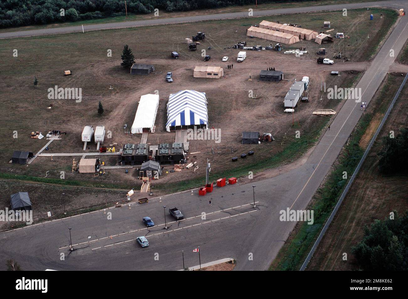 Vista aerea dell'area Mobile Kitchen Trailers (MKT), del PERSCO (Personnel Support for Contingency Operations) e dell'Air Transportable Hospital (ATH) a Cold Lake, Alberta, Canada, un'ispezione operativa dell'aeronautica degli Stati Uniti (ORI), che verifica la capacità di un'unità di operare in un ambiente simulato. I membri dell'aeronautica eserciteranno il loro lavoro in scenari e condizioni di guerra. Data esatta dell'acquisizione sconosciuta. Soggetto operativo/Serie: CRISIS REACH 95-02NORTHERN PIKE base: Cold Lake Stato: Alberta (AB) Paese: Canada (CAN) Foto Stock