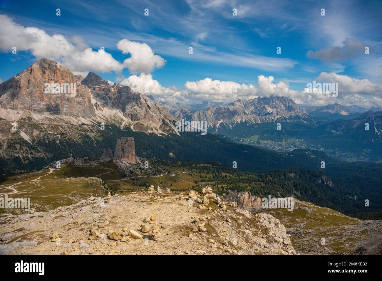 Estate mountain vista orizzontale a Cortina d Ampesso e Cinque Torri, Alpi Dolomitiche, Italia Foto Stock