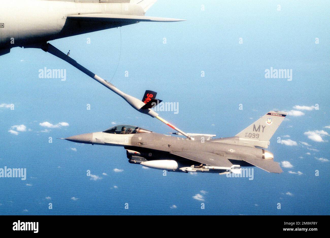 Una forza aerea statunitense KC-135 Stratotanker rifornisce un F-16D Fighting Falcons. Oggetto operazione/Serie: ESERCIZIO CONGIUNTO della TASK FORCE 95-3 base: MCA, Cherry Point Stato: North Carolina (NC) Paese: Stati Uniti d'America (USA) Foto Stock