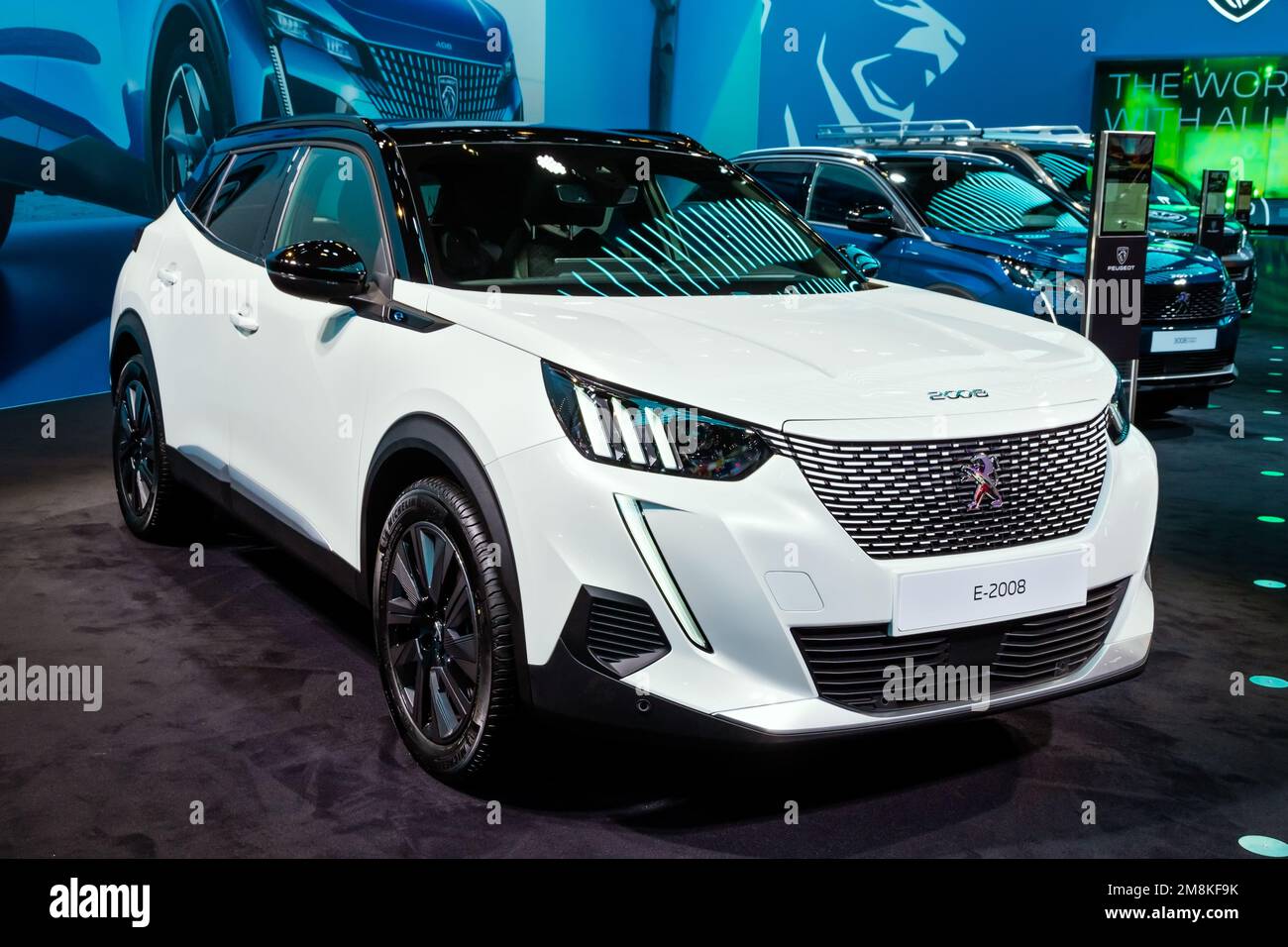 Peugeot e-2008 SUV elettrico compatto al Salone europeo dell'Autosalon di Bruxelles. Bruxelles, Belgio - 13 gennaio 2023. Foto Stock