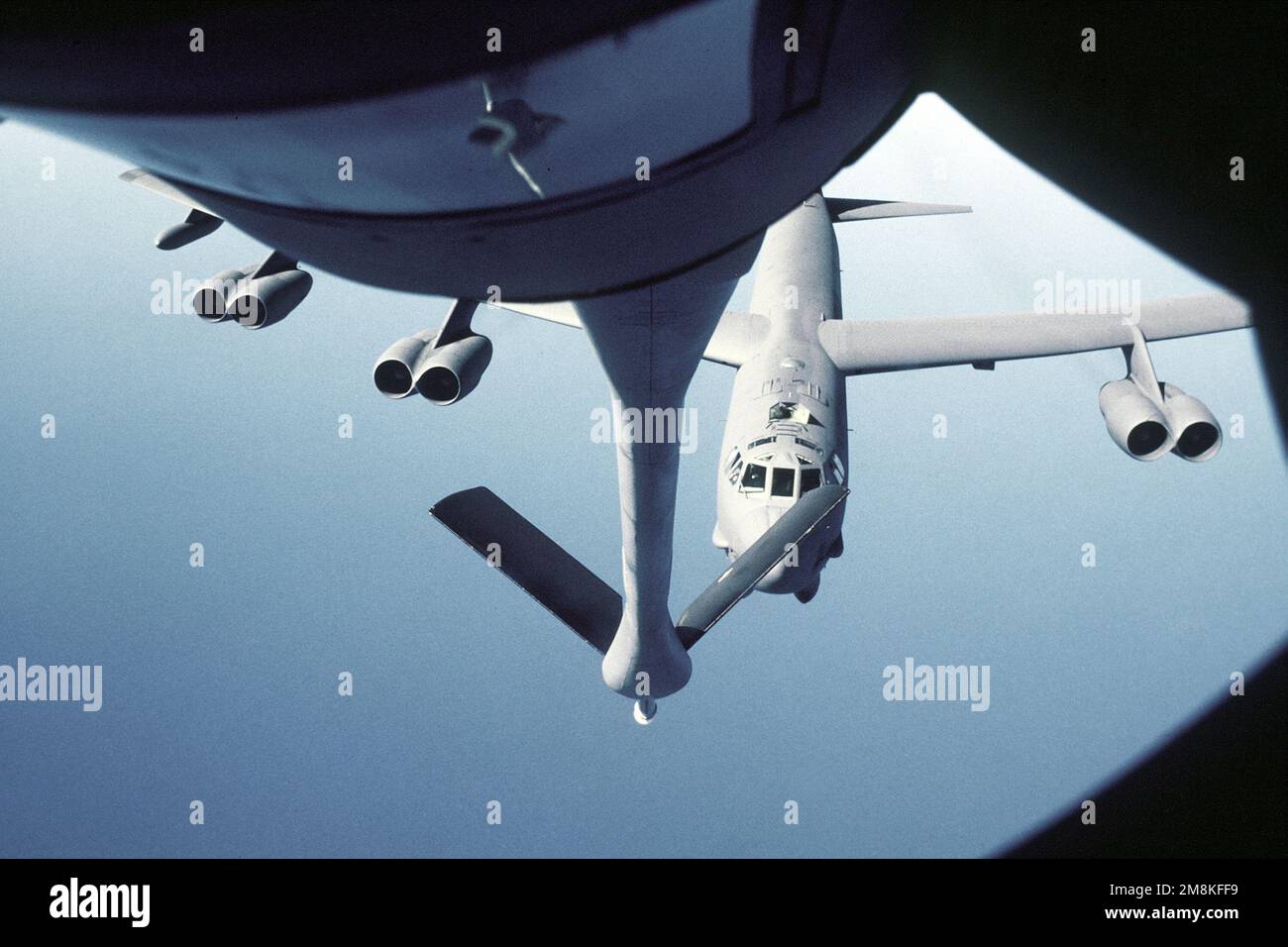 Vista aerea di uno Stratofortress B-52 visto attraverso la finestra degli operatori del boom di un aereo KC-135. Il B-52 è assegnato alla 5th Bomber Wing, Minot AFB, North Dakota e si sta preparando per essere rifornito in aria, da un KC-135 dalla 319th Air Refuging Wing, Grand Forks AFB, North Dakota. Entrambi gli aerei partecipano all'esercizio NORTHERN VIKING '95. Soggetto operativo/Serie: NORTHERN VIKING '95 base: Naval Air Station, Keflavik Paese: Islanda (ISL) Foto Stock