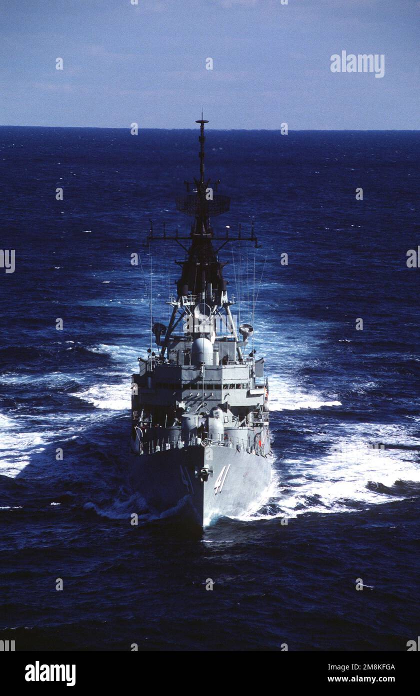 Un arco in vista del cacciatorpediniere missilistico guidato HMAS Brisbane (DDG-41). Il Brisbane si sta dirigendo verso nord per il Kangaroo 95, il più grande esercizio militare congiunto dell'Australia durante il Pugno di ferro del '95. Subject Operation/Series: IRON FIST '95 Nazione: Oceano Indiano (IOC) Foto Stock