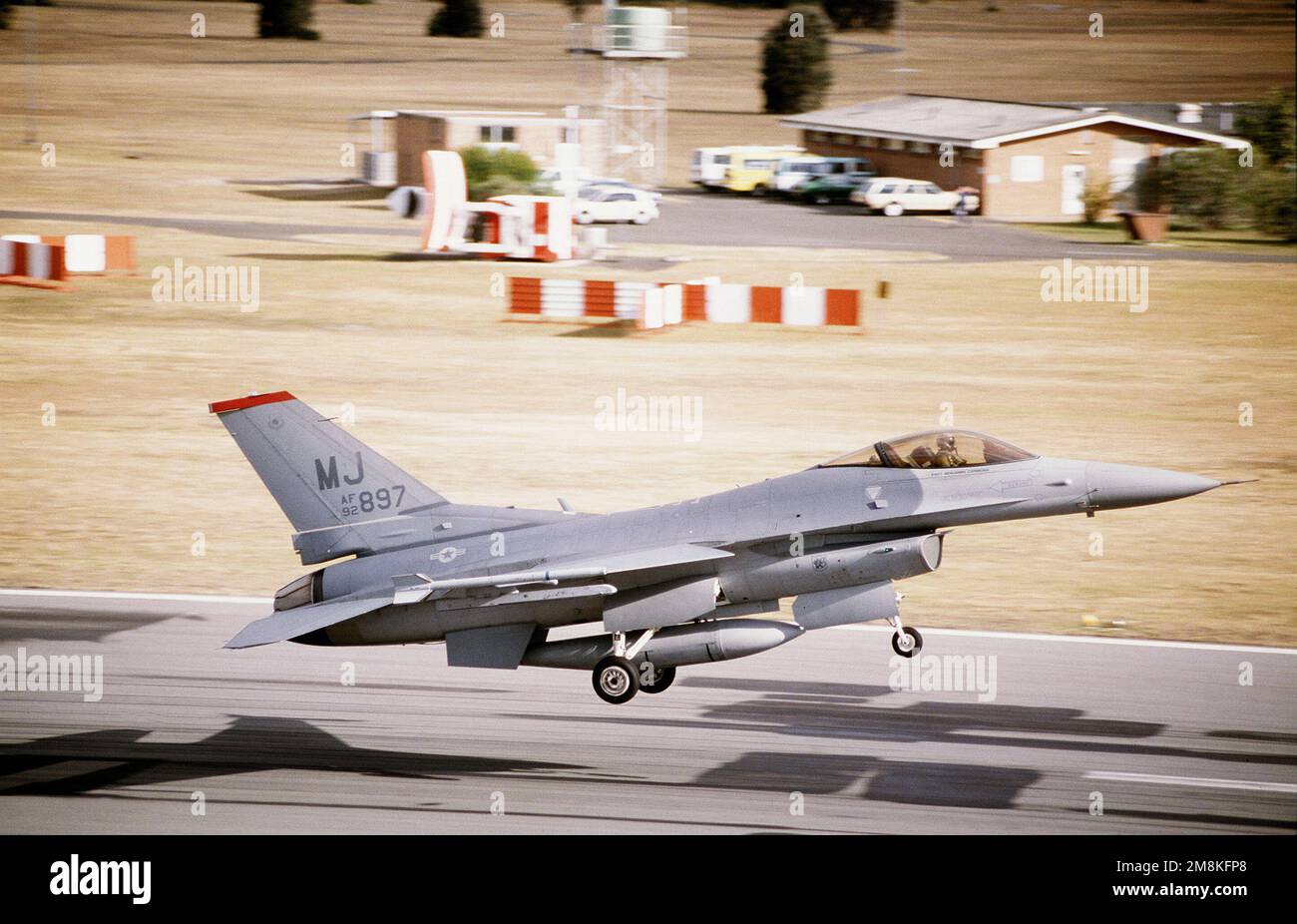 Un F-16 del 13th Fighter Squadron, Misawa Air base, Giappone, decollare per una missione di combattimento aereo. Subject Operation/Series: IRON FIST '95 base: RAAF Williamstown Paese: Australia (AUS) Foto Stock