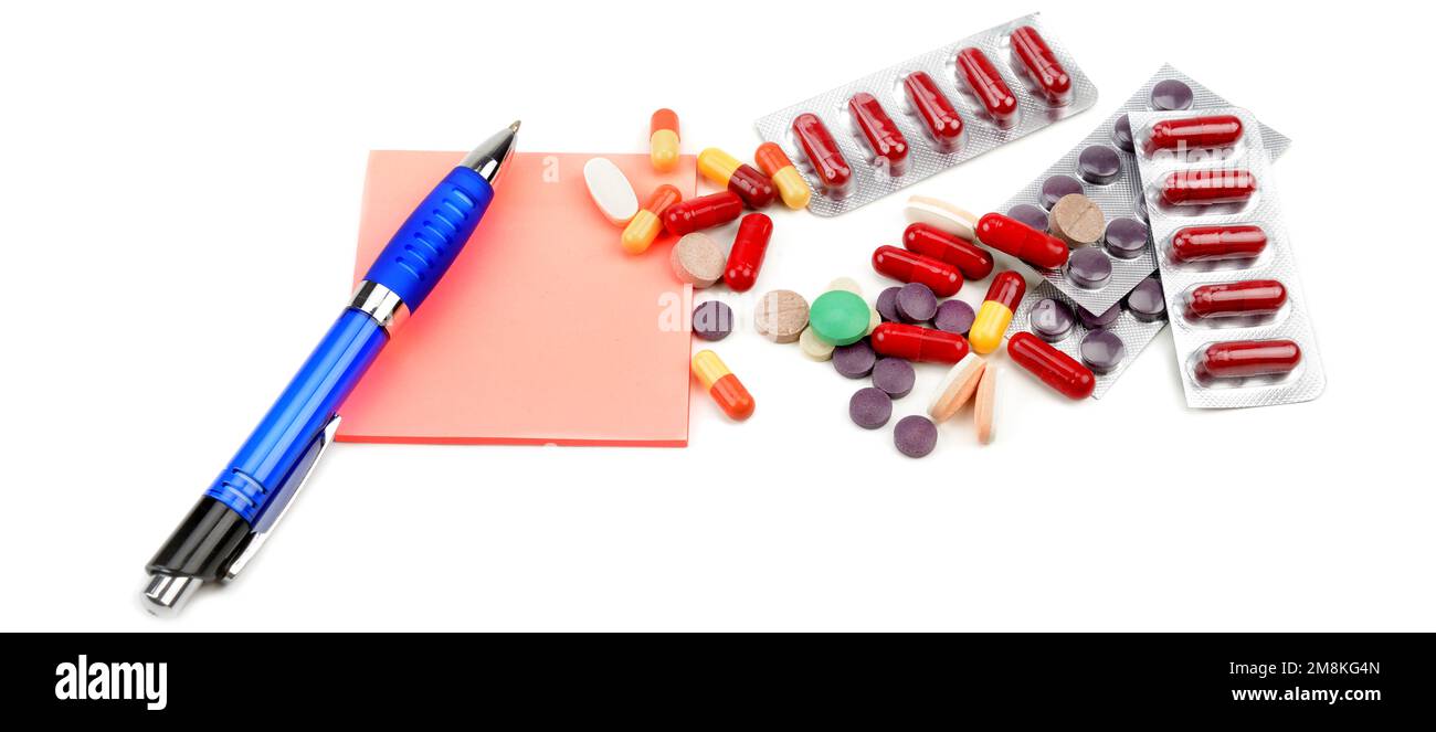 Preparazioni mediche, capsule di pillole, prescrizione vuota e penna a sfera isolato su sfondo bianco. Cura della salute. Foto Stock