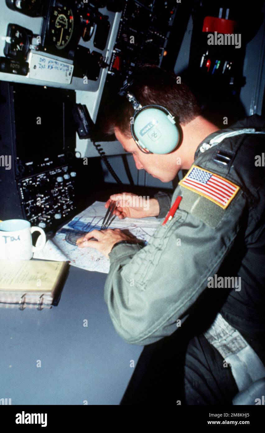 CAPT. Tim Howell, un navigatore di Stratotanker KC-135, traccia la posizione e le coordinate di volo per contrassegnare le aree di avvertimento prima di una missione di rifornimento aereo. L'esercizio ha coinvolto ogni ramo dei servizi armati e tutte le principali unità del comando Atlantico degli Stati Uniti. L'aereo proviene dal 69th Fighter Squadron, Moody Air Force base, GA. (Data esatta sconosciuta). Soggetto operativo/Serie: TASK FORCE CONGIUNTA 95-3 base: Seymour Johnson Air Force base Stato: North Carolina (NC) Paese: Stati Uniti d'America (USA) Foto Stock